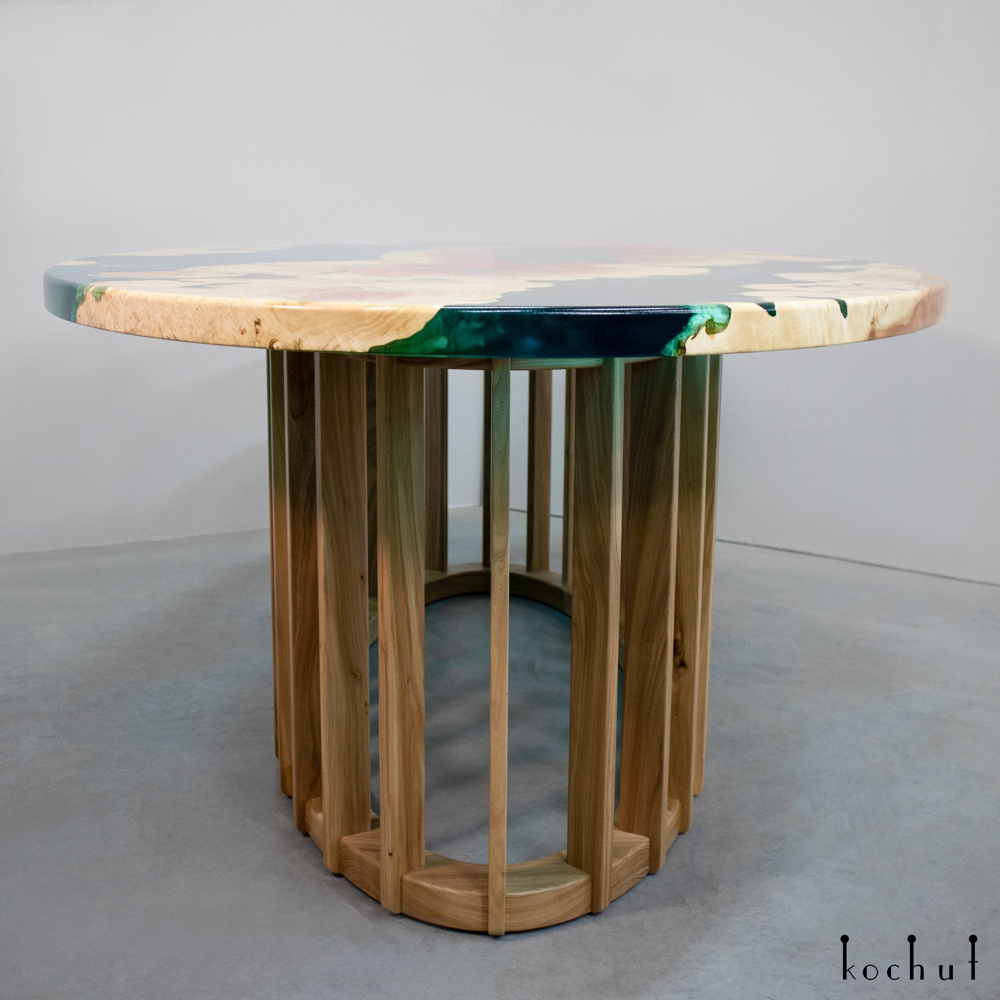 Lagoon — Esstisch aus Holz und Epoxidharz