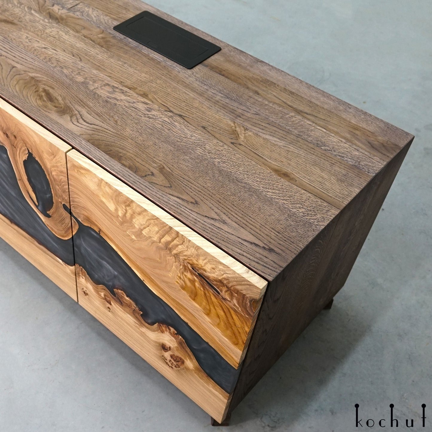 Grauer Kardinal — Holz- und Epoxidharz-Schrank