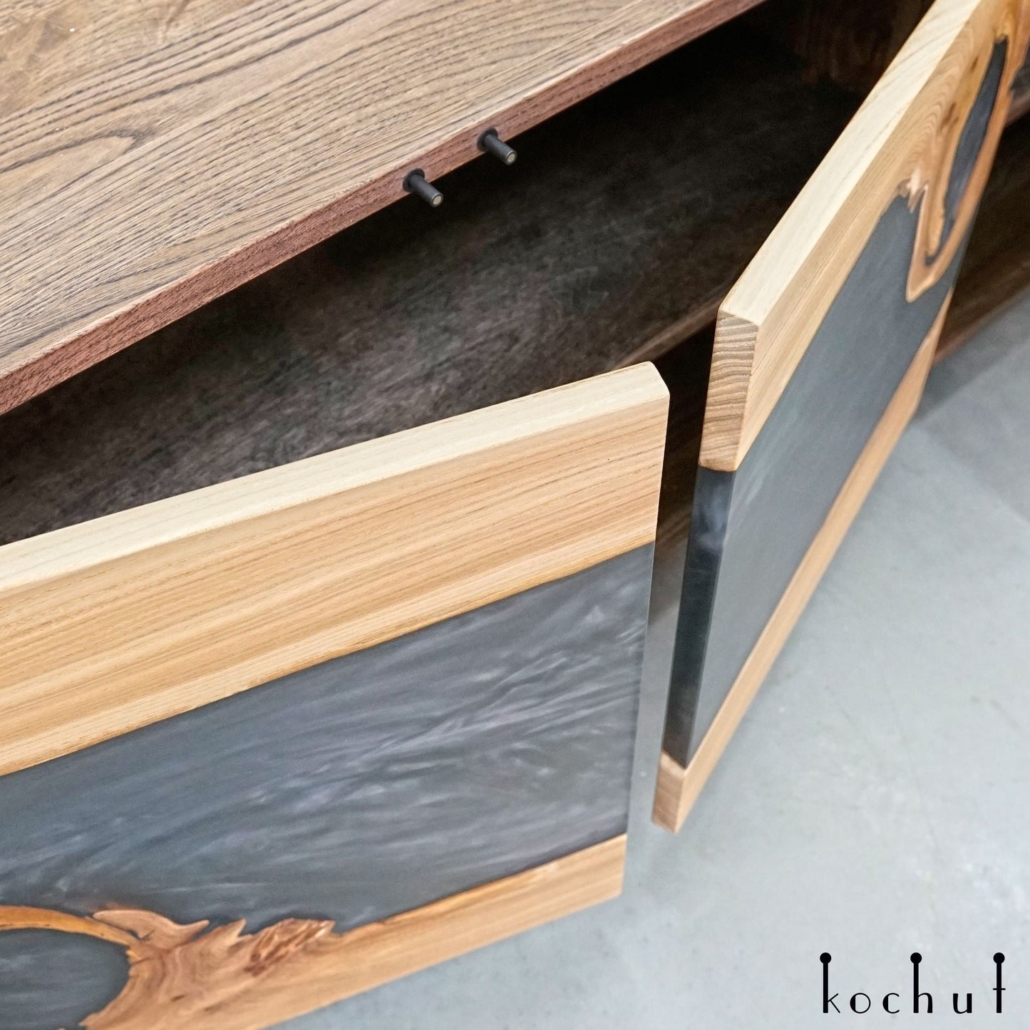 Grauer Kardinal — Holz- und Epoxidharz-Schrank