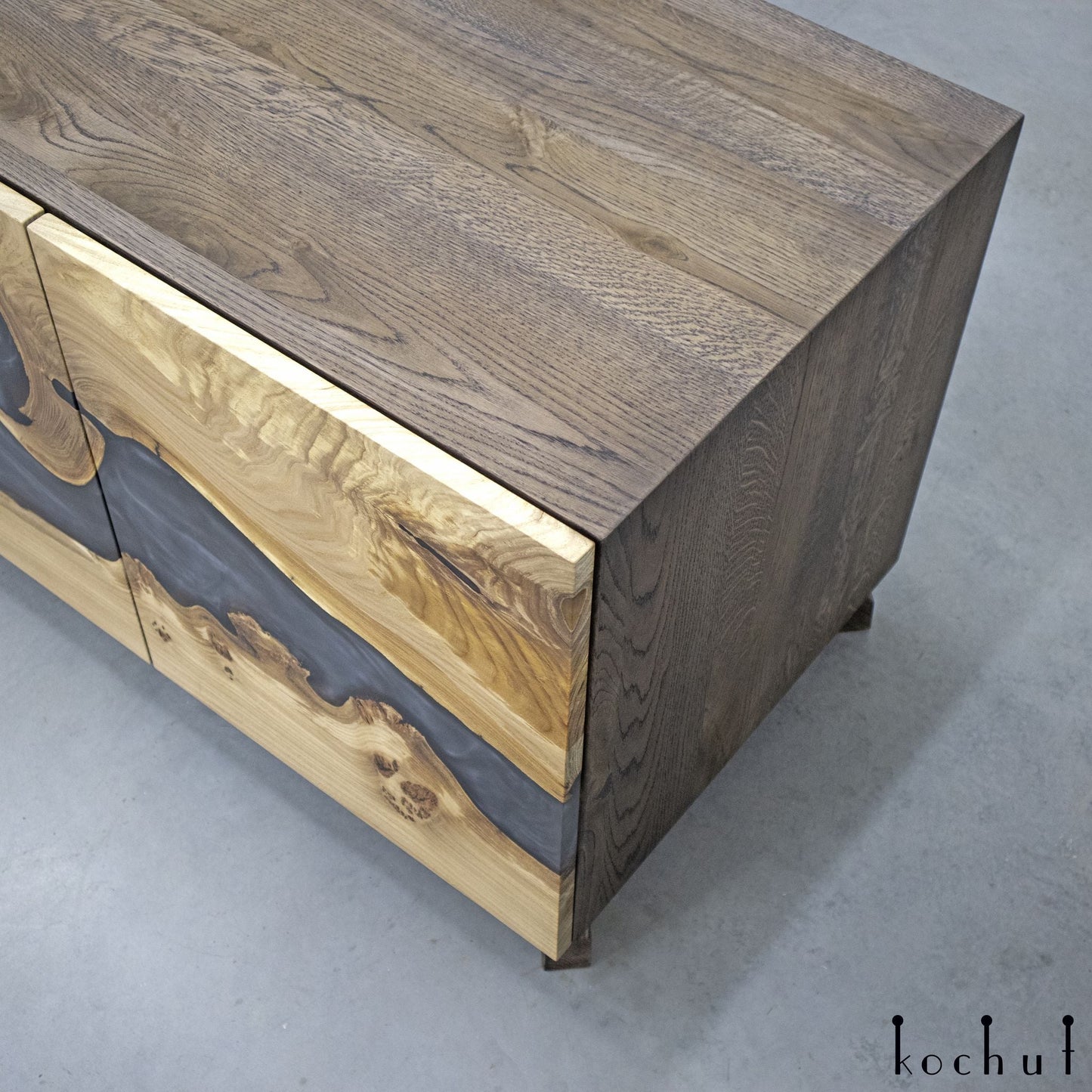Grauer Kardinal — Holz- und Epoxidharz-Schrank