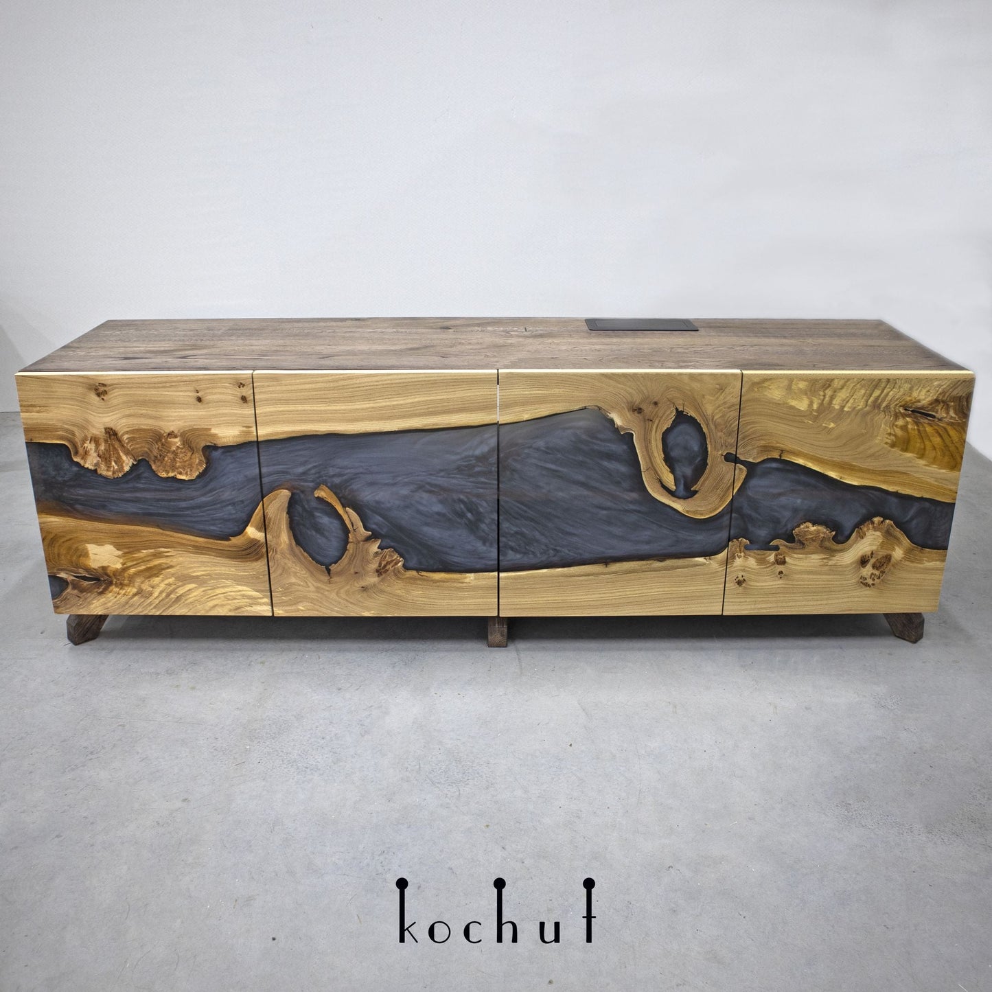 Grauer Kardinal — Holz- und Epoxidharz-Schrank