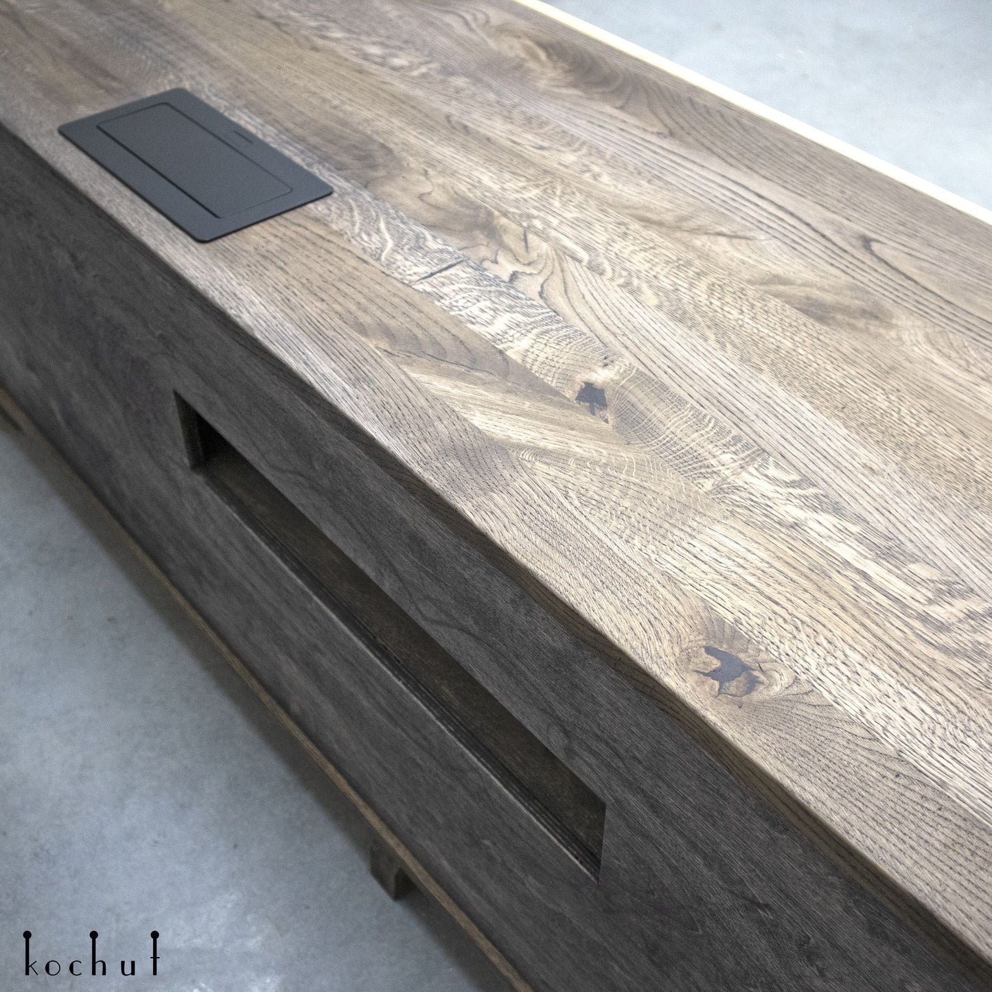 Grauer Kardinal — Holz- und Epoxidharz-Schrank