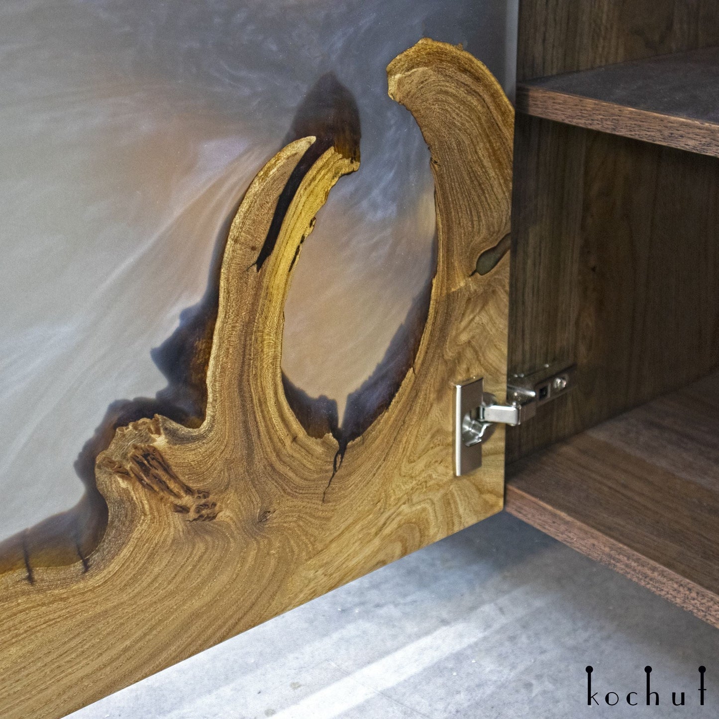 Grauer Kardinal — Holz- und Epoxidharz-Schrank