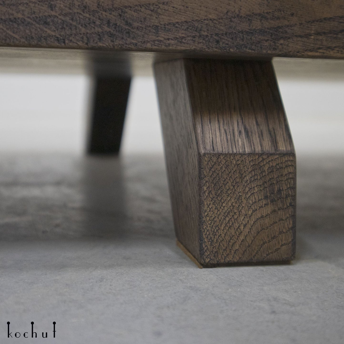 Grauer Kardinal — Holz- und Epoxidharz-Schrank