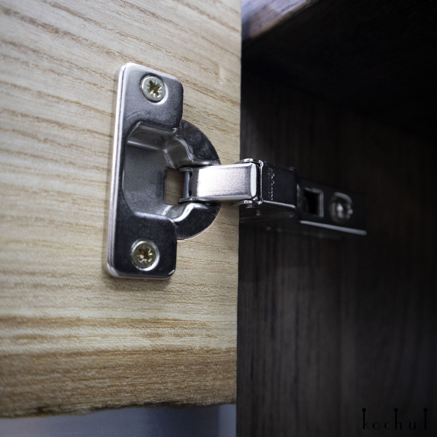 Grauer Kardinal — Holz- und Epoxidharz-Schrank