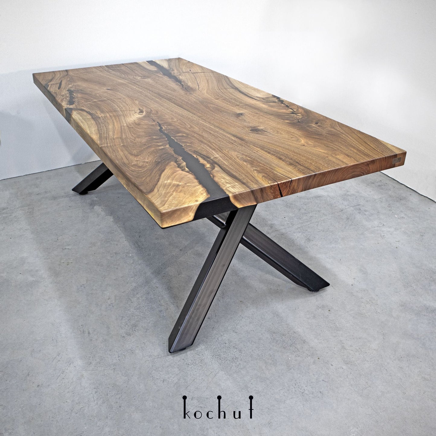 Hermes — Esstisch aus Holz und Epoxidharz