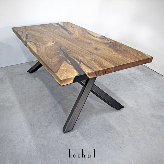 Hermes — Esstisch aus Holz und Epoxidharz