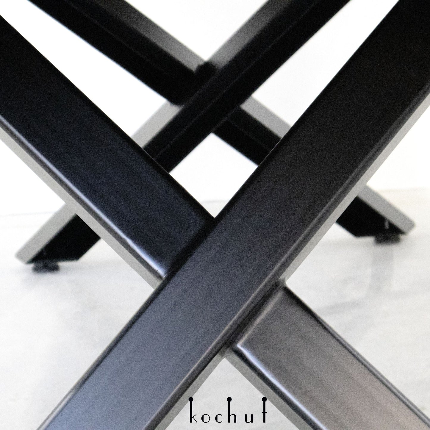 Hermes — Esstisch aus Holz und Epoxidharz