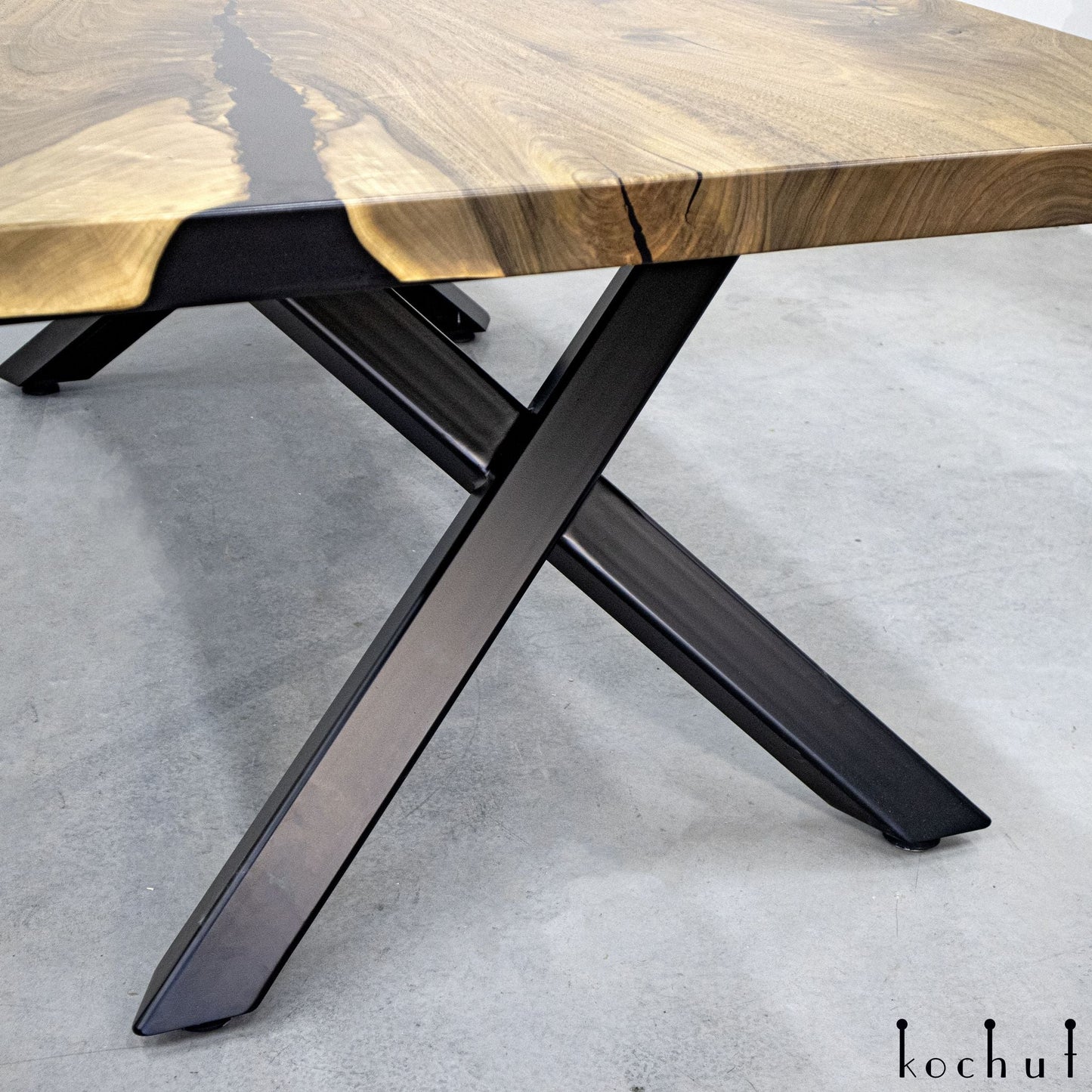 Hermes — Esstisch aus Holz und Epoxidharz