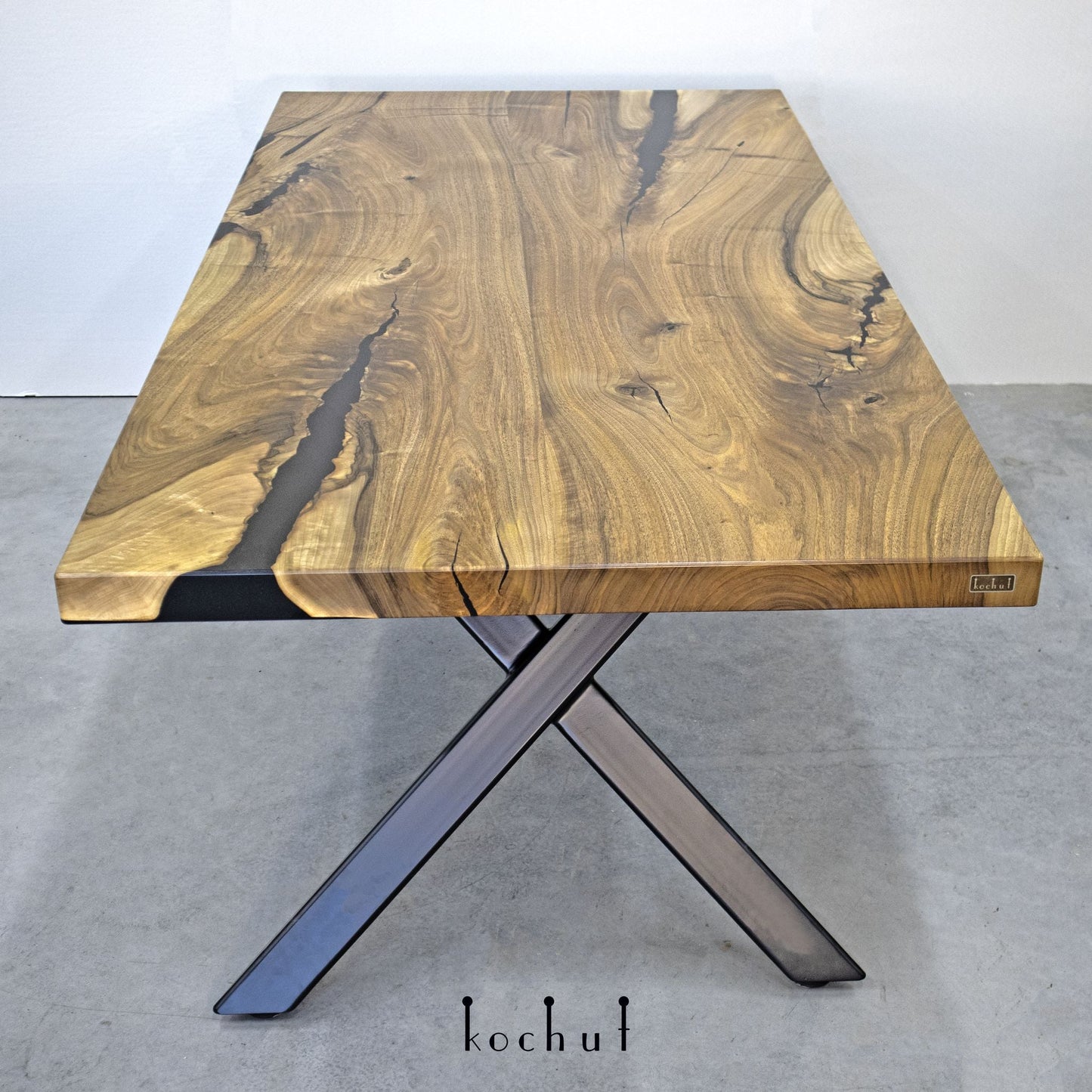 Hermes — Esstisch aus Holz und Epoxidharz