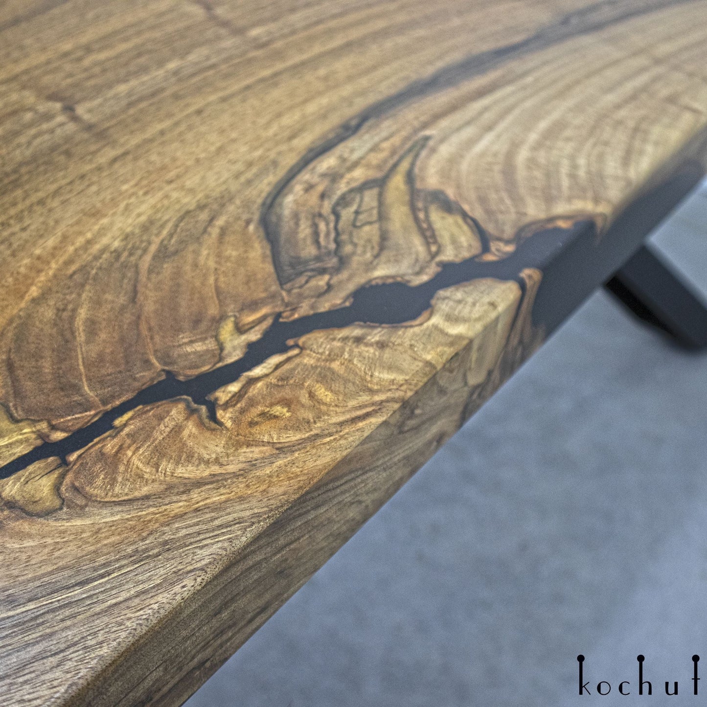 Hermes — Esstisch aus Holz und Epoxidharz