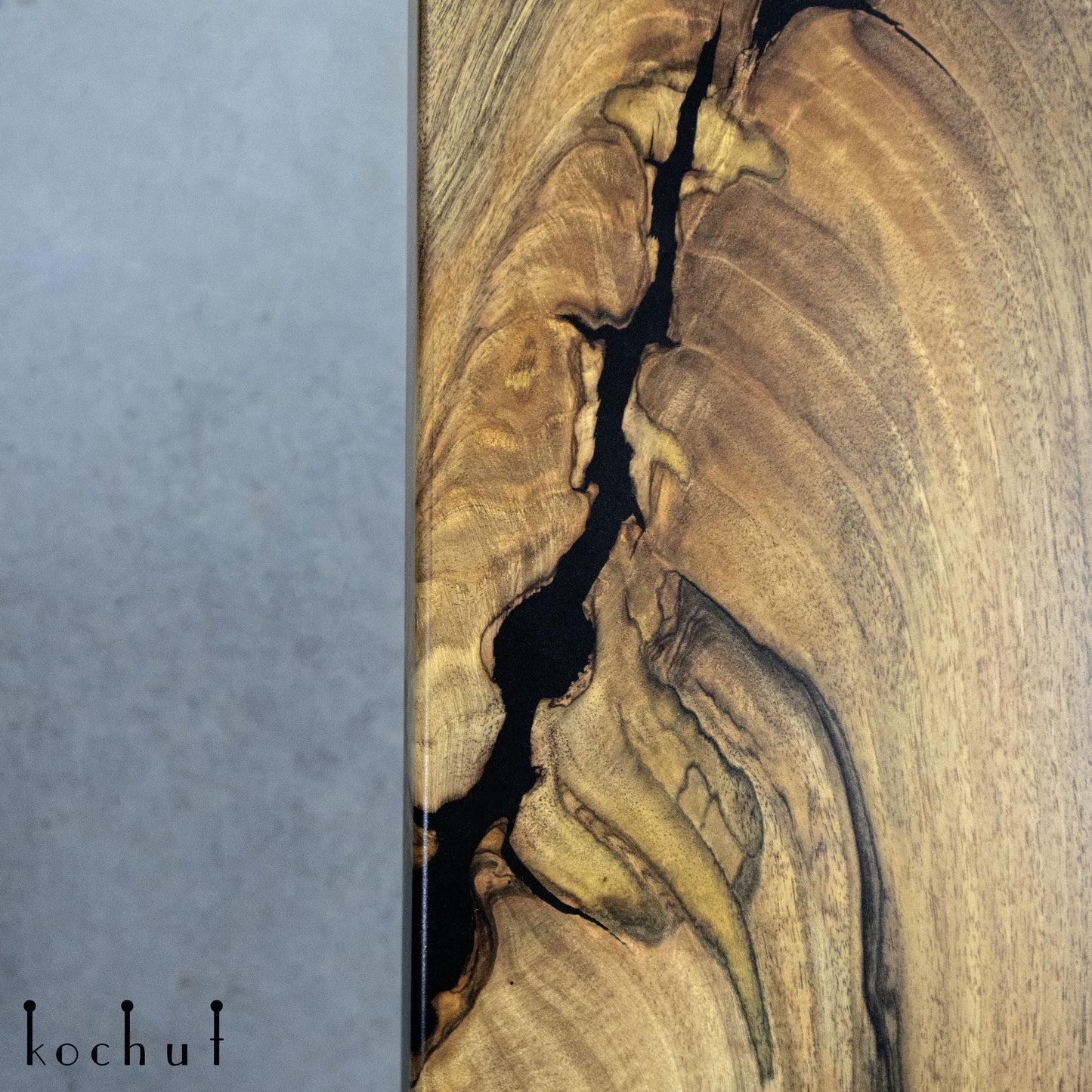 Hermes — Esstisch aus Holz und Epoxidharz