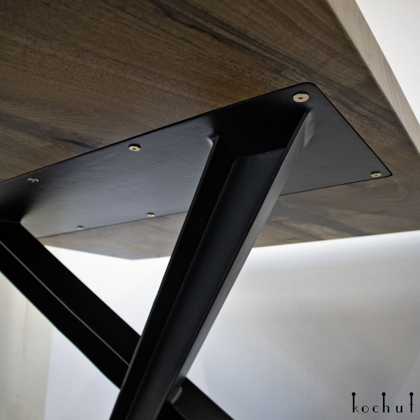 Hermes — Esstisch aus Holz und Epoxidharz