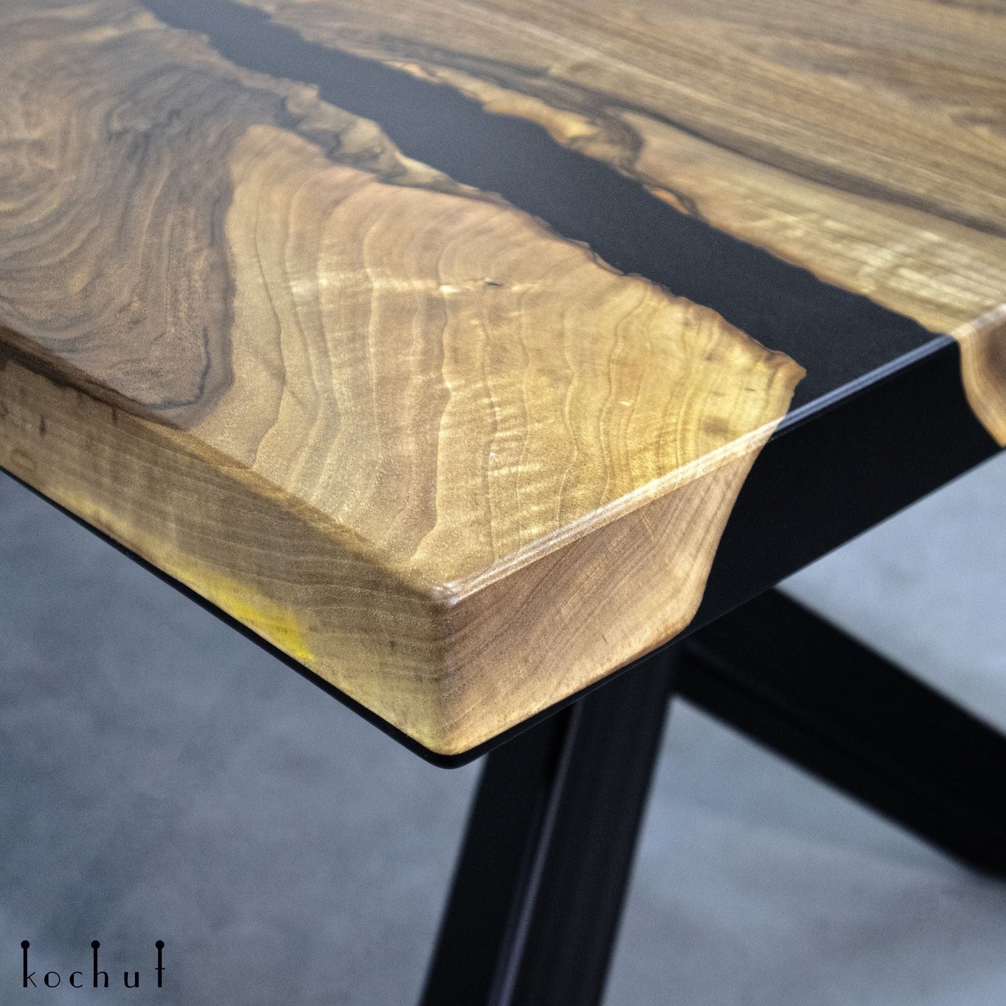 Hermes — Esstisch aus Holz und Epoxidharz