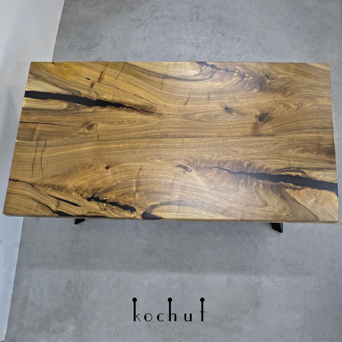 Hermes — Esstisch aus Holz und Epoxidharz