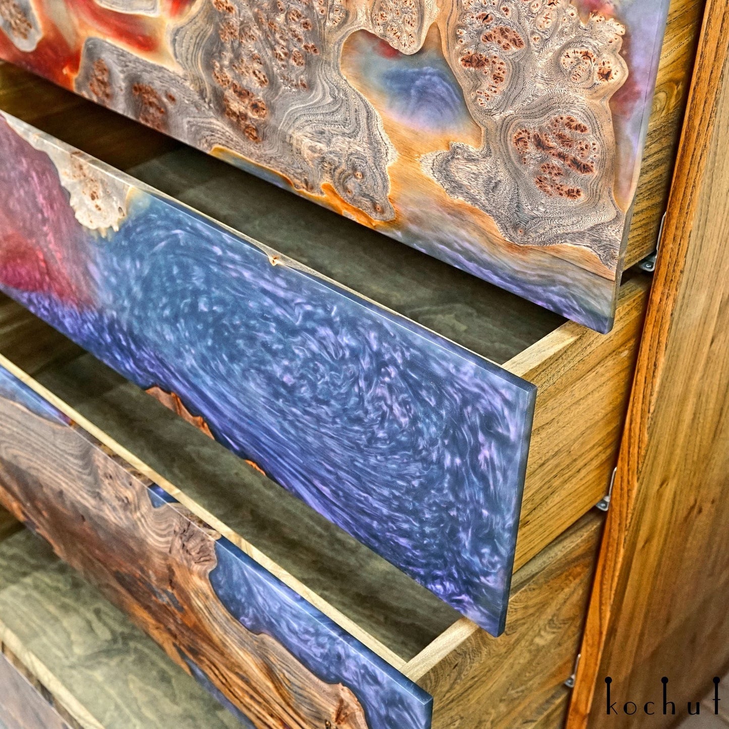 Alstroemeria — Set aus Holz- und Epoxidharzschränken