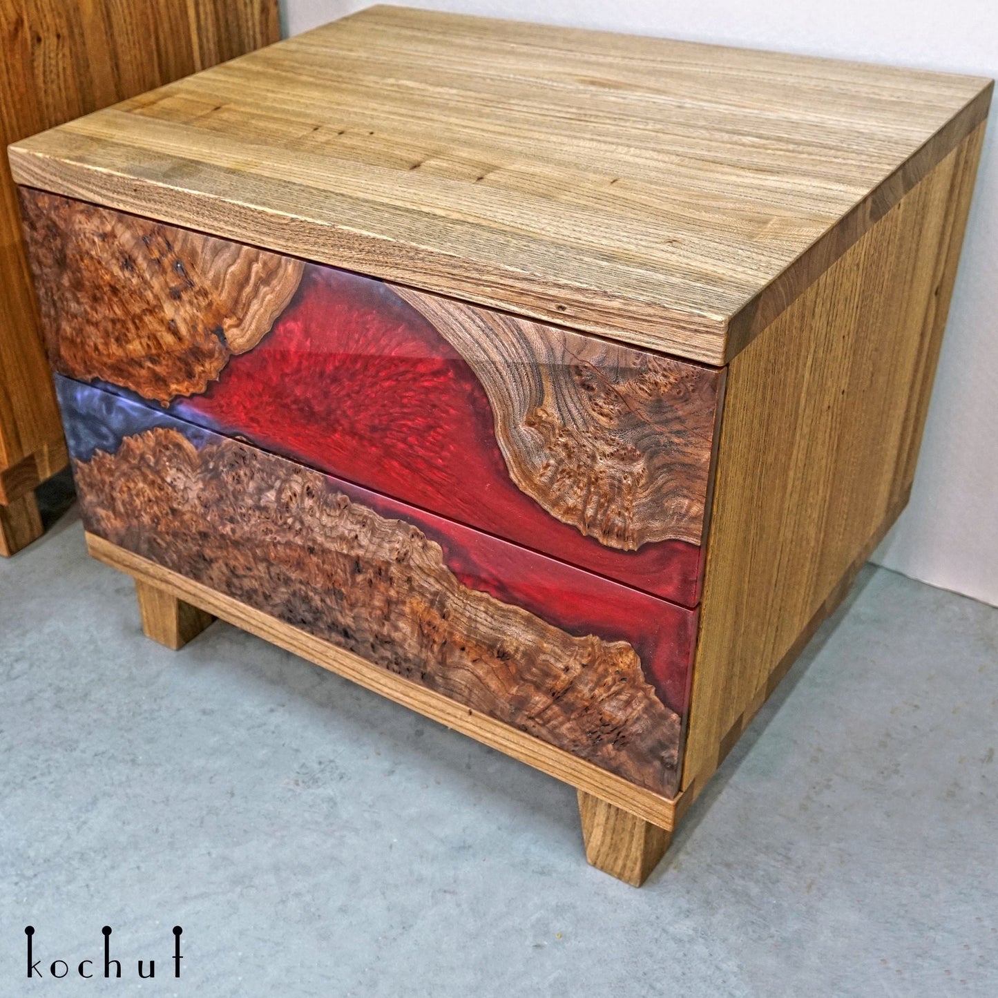 Alstroemeria — Set aus Holz- und Epoxidharzschränken