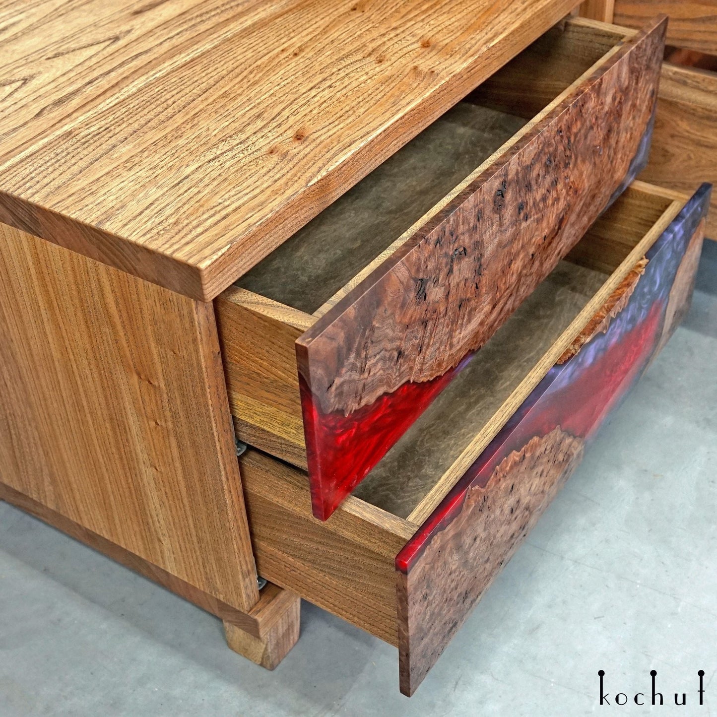 Alstroemeria — Set aus Holz- und Epoxidharzschränken