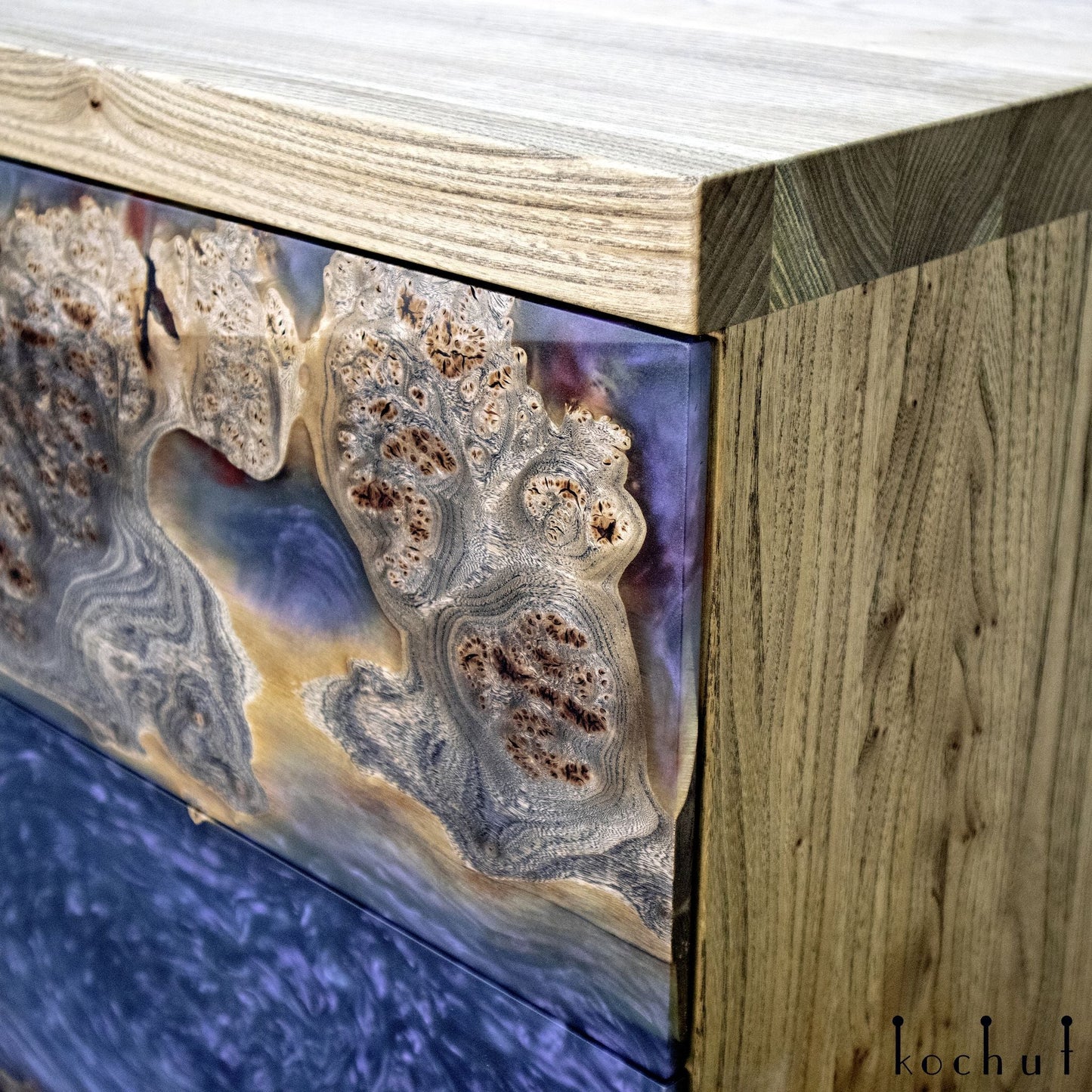 Alstroemeria — Set aus Holz- und Epoxidharzschränken