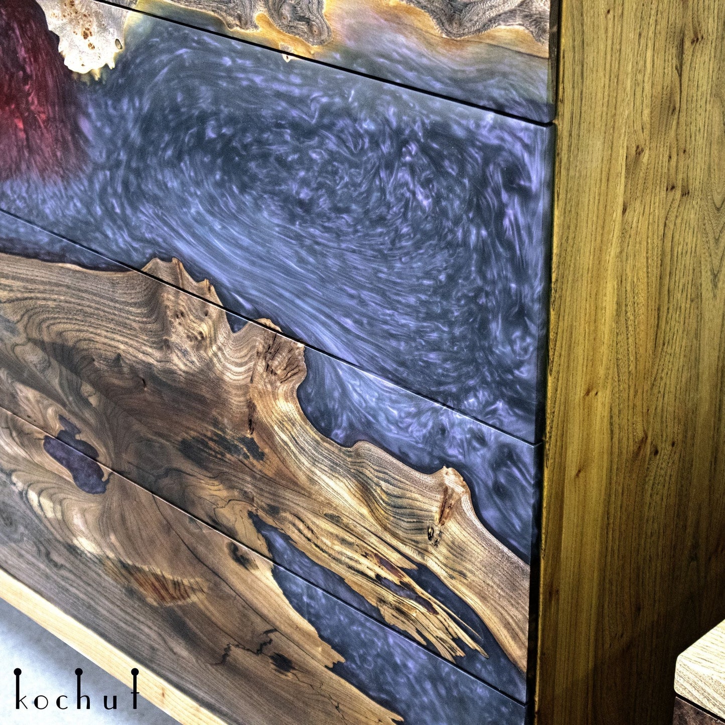 Alstroemeria — Set aus Holz- und Epoxidharzschränken