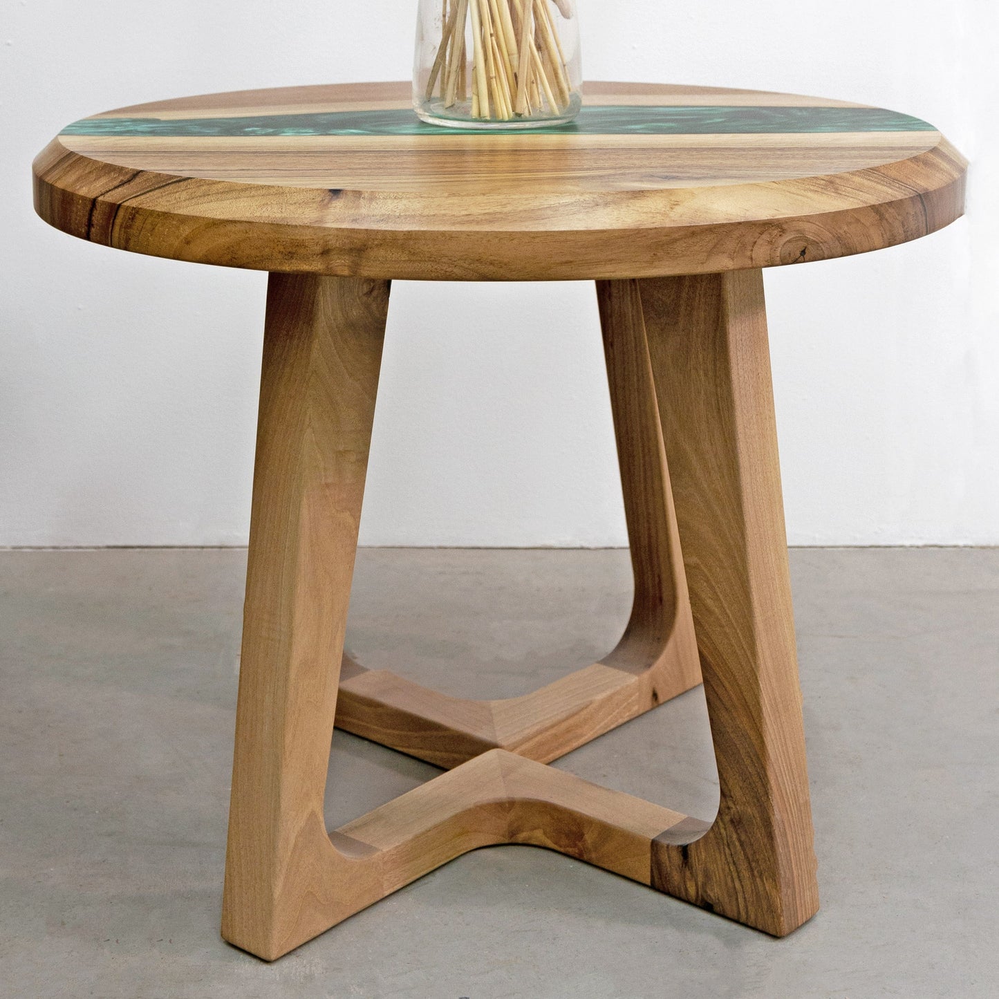 Emerald — Holz- und Epoxidharz-Couchtisch