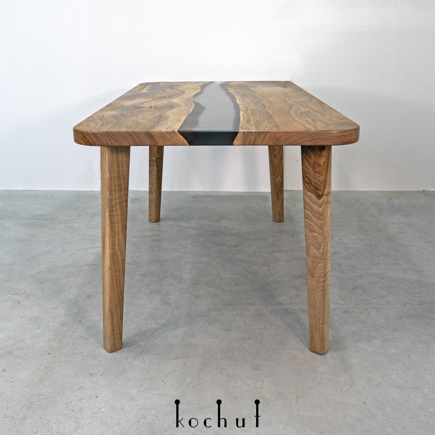 Eisiger Nebel — Esstisch aus Holz und Epoxidharz (mit Holzbeinen)