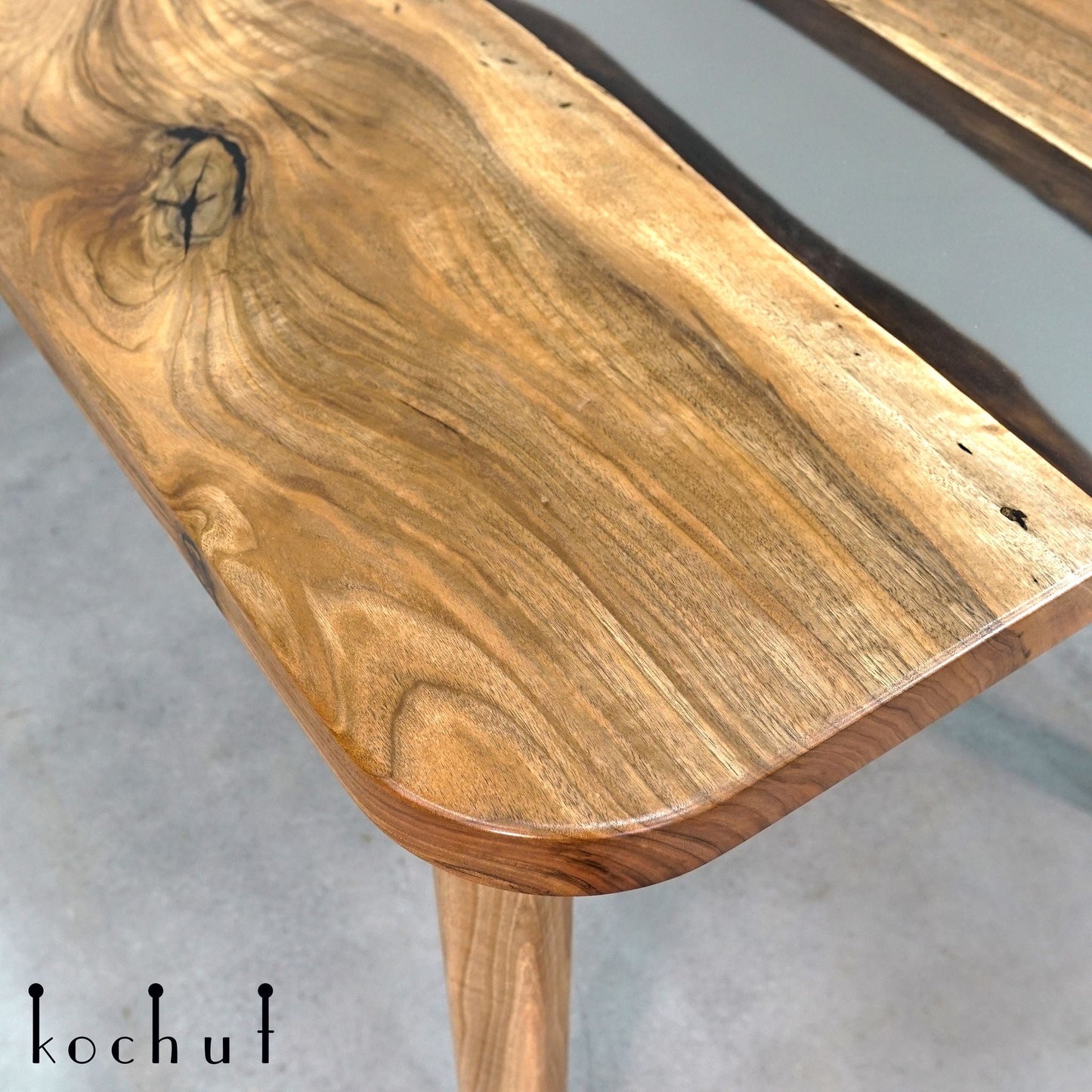 Eisiger Nebel — Esstisch aus Holz und Epoxidharz (mit Holzbeinen)