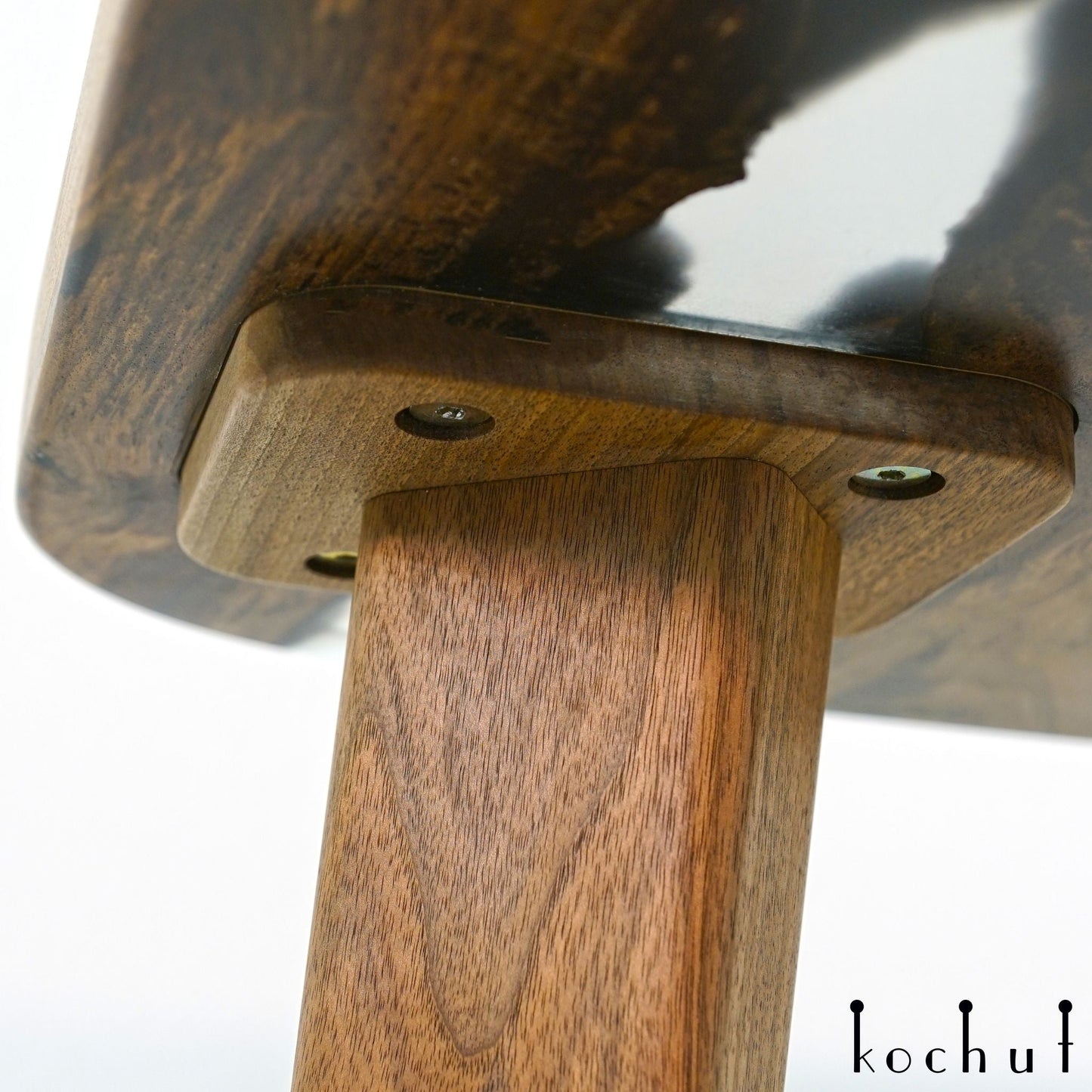 Eisiger Nebel — Esstisch aus Holz und Epoxidharz (mit Holzbeinen)