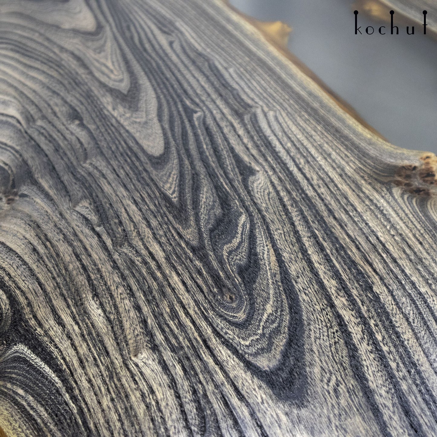 Kalindzhi — Esstisch aus Holz und Epoxidharz