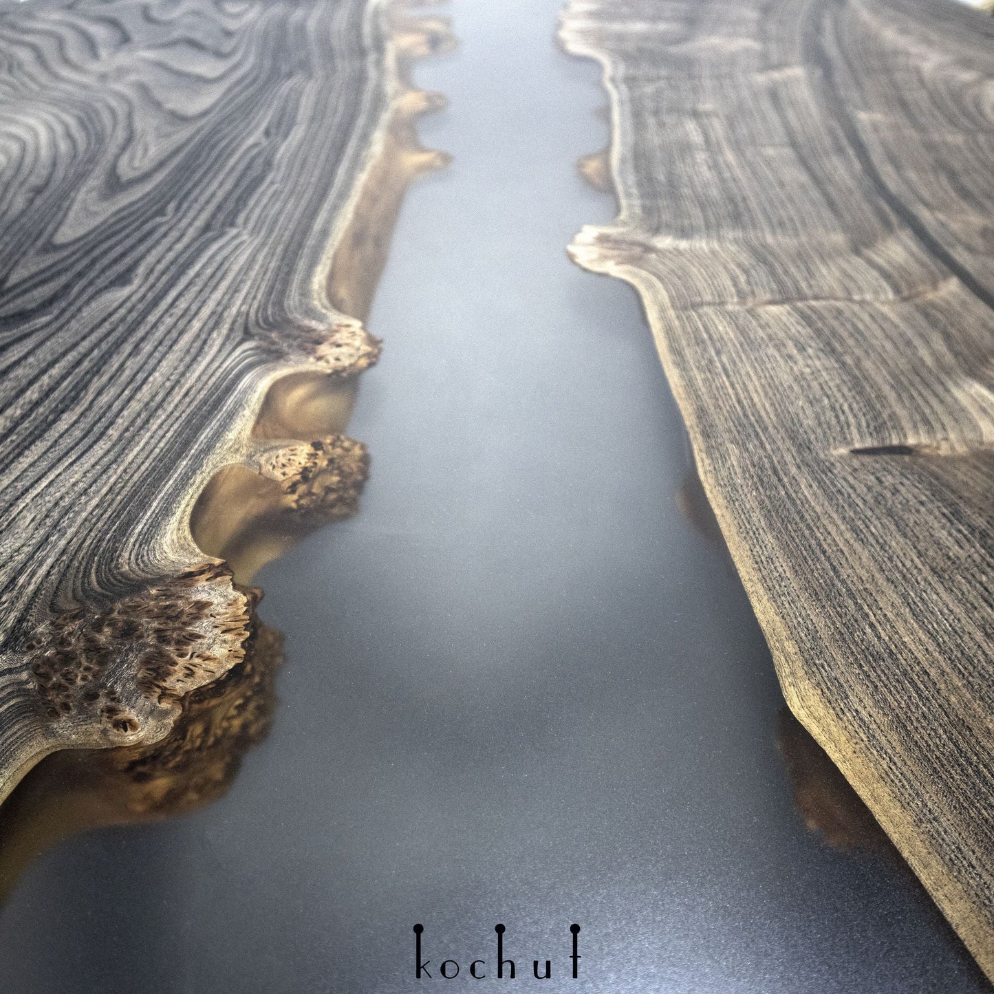 Kalindzhi — Esstisch aus Holz und Epoxidharz