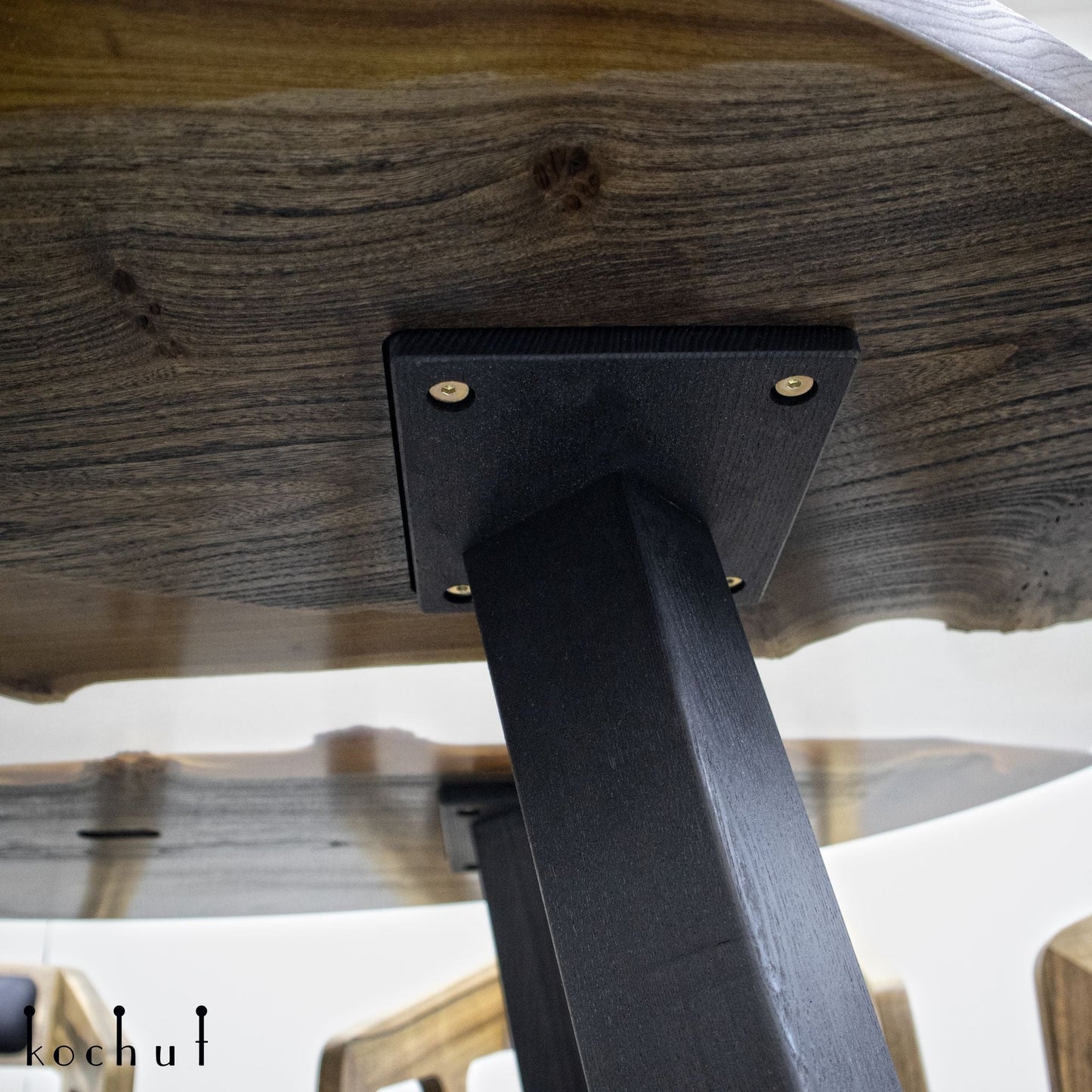 Kalindzhi — Esstisch aus Holz und Epoxidharz