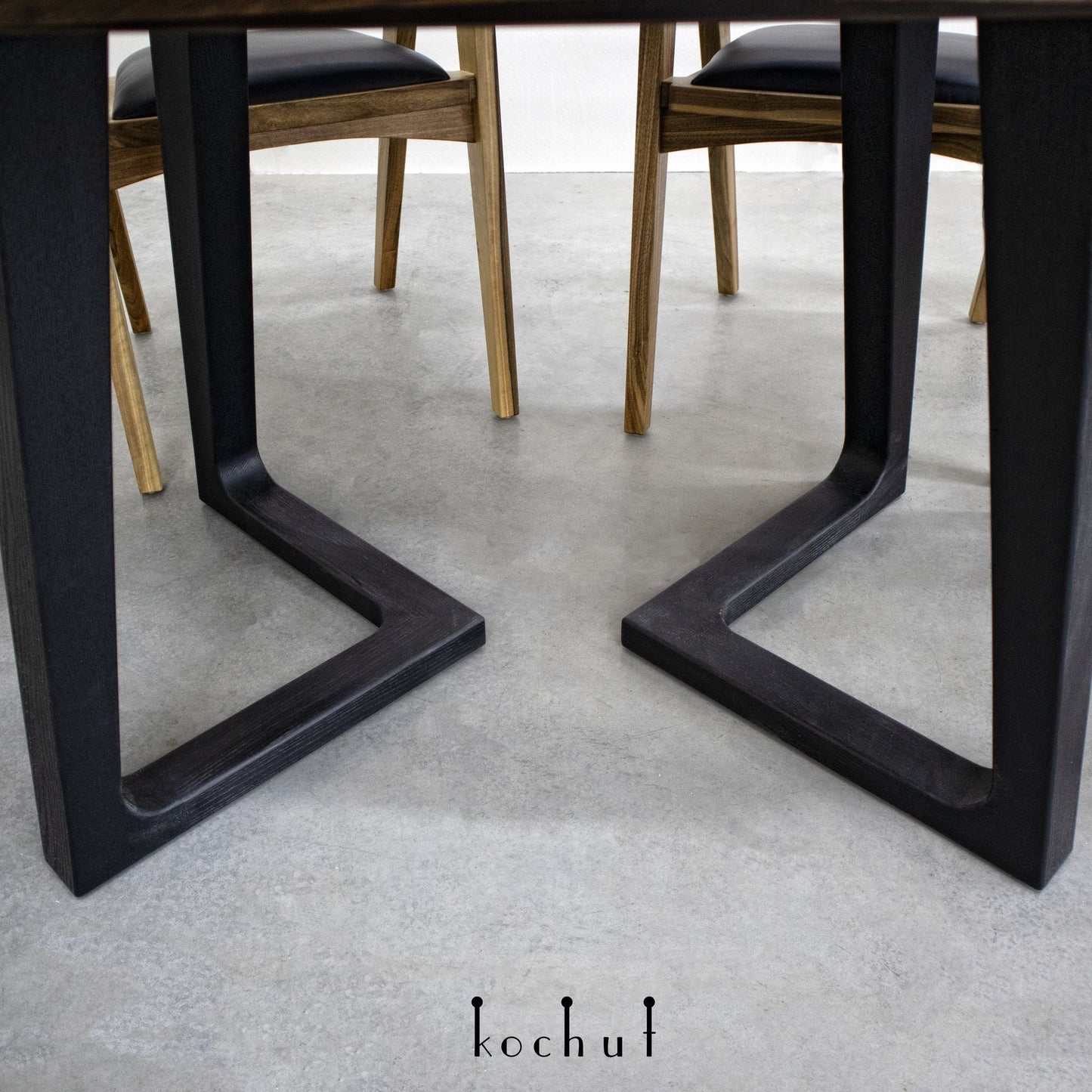 Kalindzhi — Esstisch aus Holz und Epoxidharz