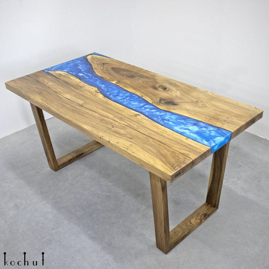 Iolit — Esstisch aus Holz und Epoxidharz (rechter Winkel der Tischplatte)