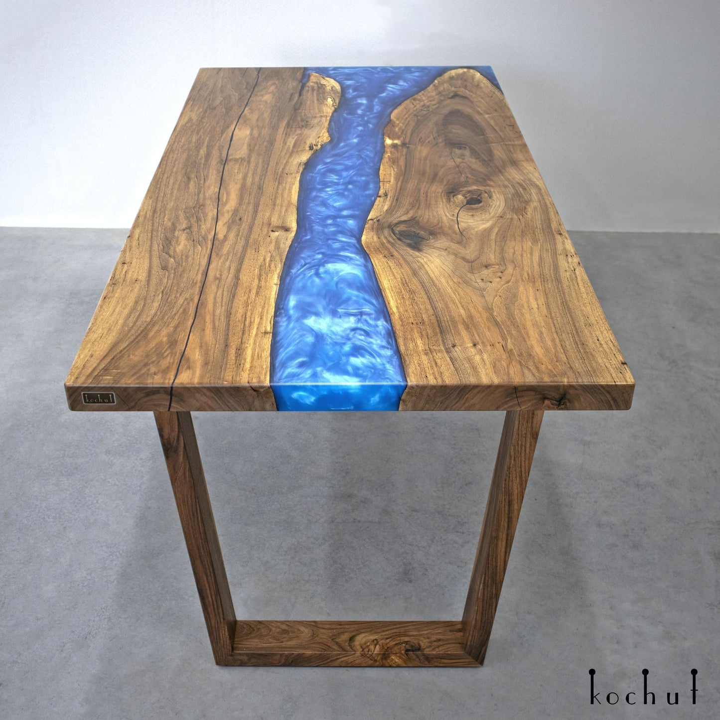 Iolit — Esstisch aus Holz und Epoxidharz (rechter Winkel der Tischplatte)