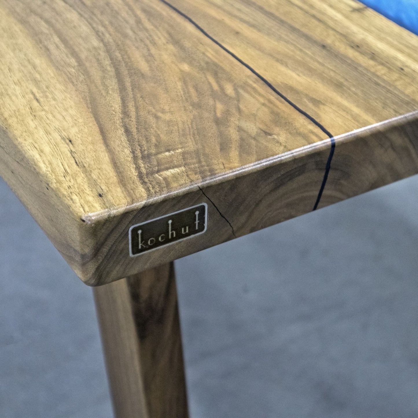 Iolit — Esstisch aus Holz und Epoxidharz (rechter Winkel der Tischplatte)