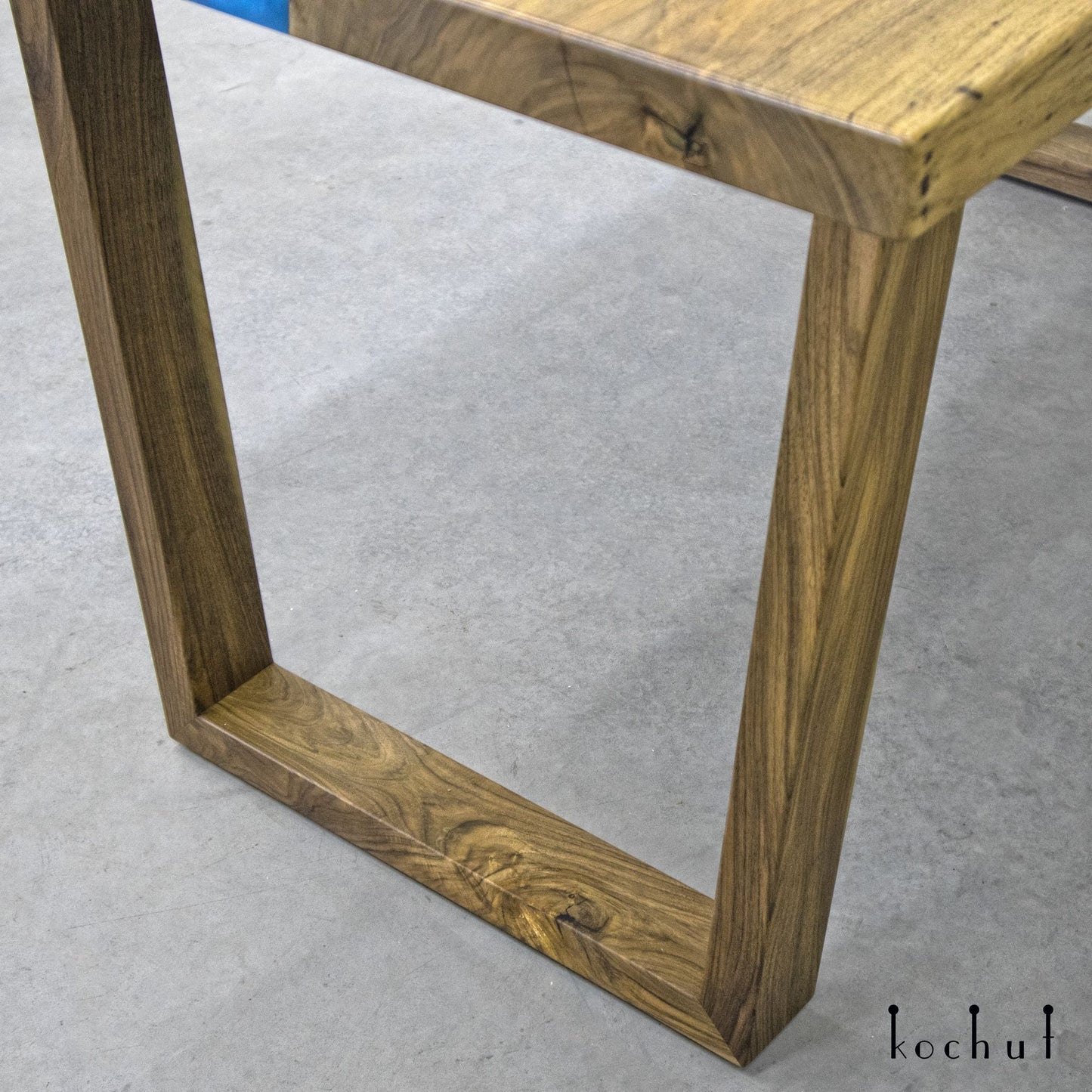 Iolit — Esstisch aus Holz und Epoxidharz (rechter Winkel der Tischplatte)