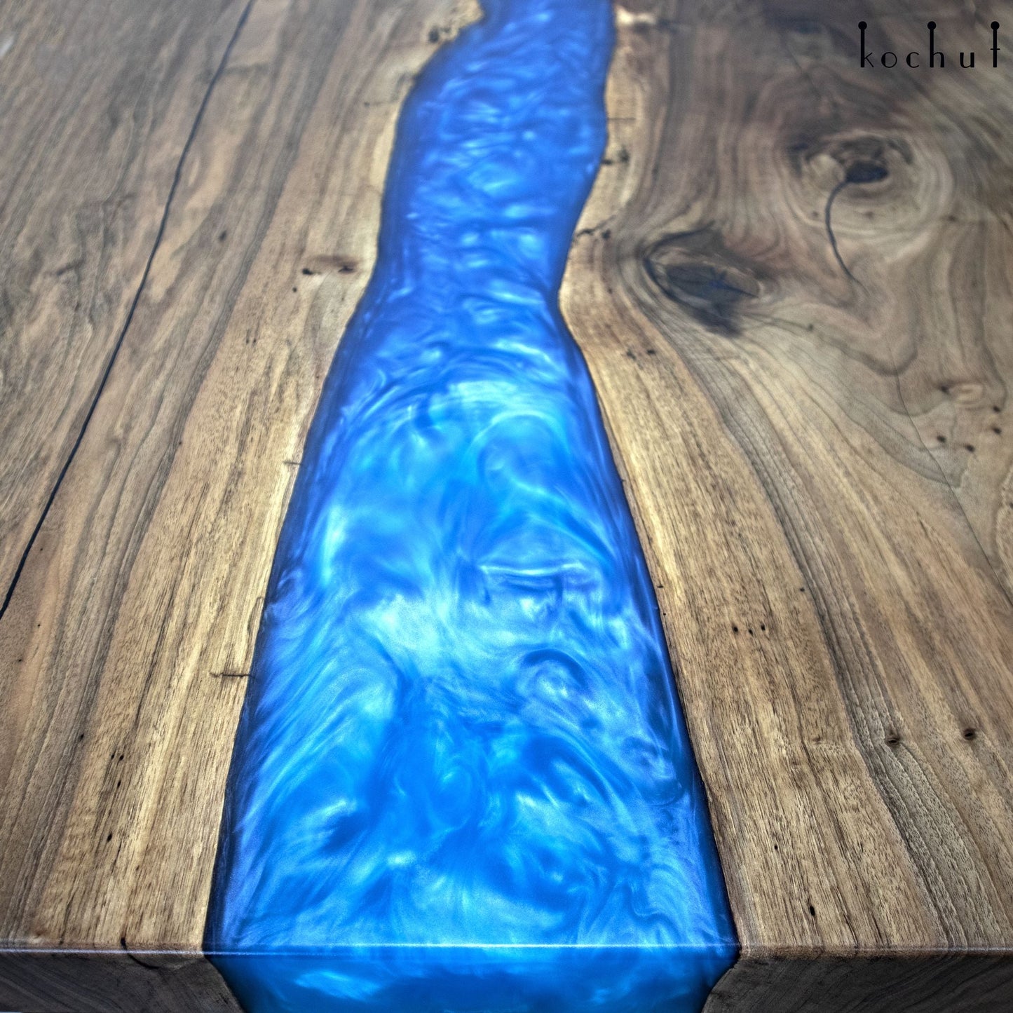 Iolit — Esstisch aus Holz und Epoxidharz (rechter Winkel der Tischplatte)