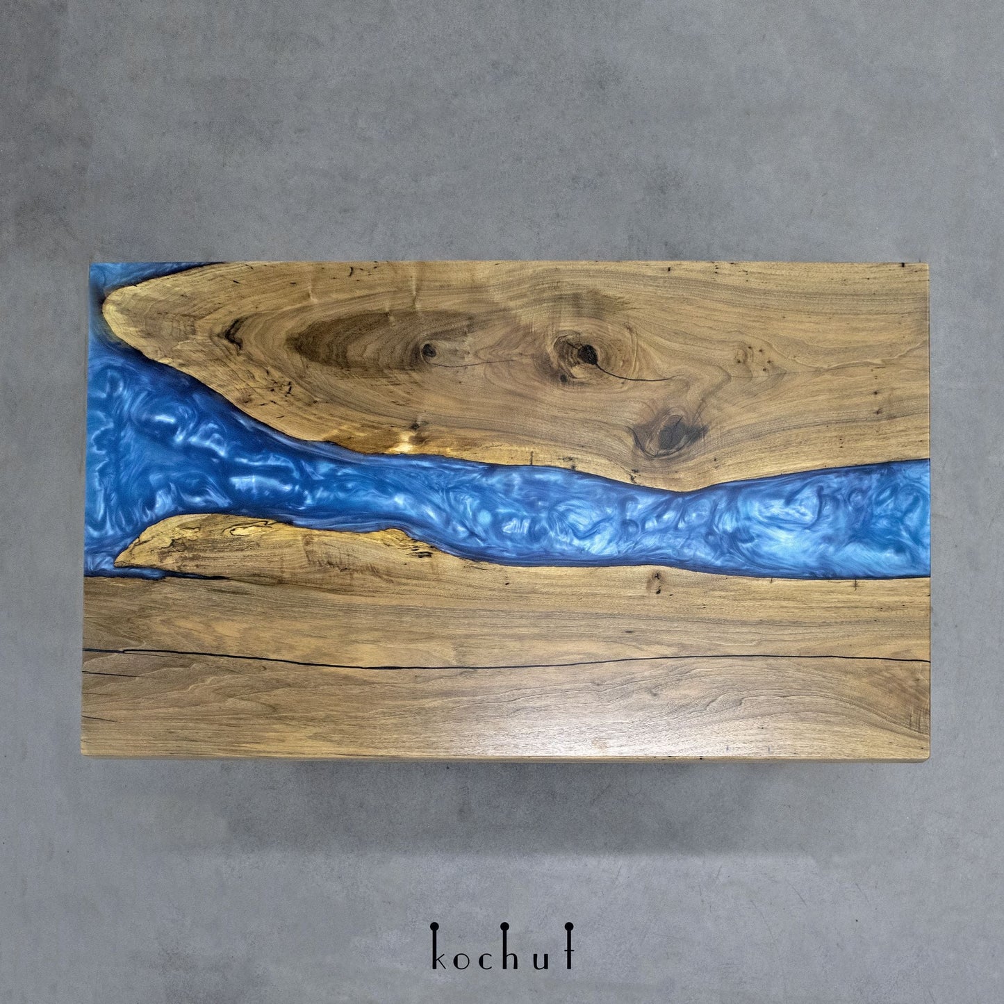 Iolit — Esstisch aus Holz und Epoxidharz (rechter Winkel der Tischplatte)