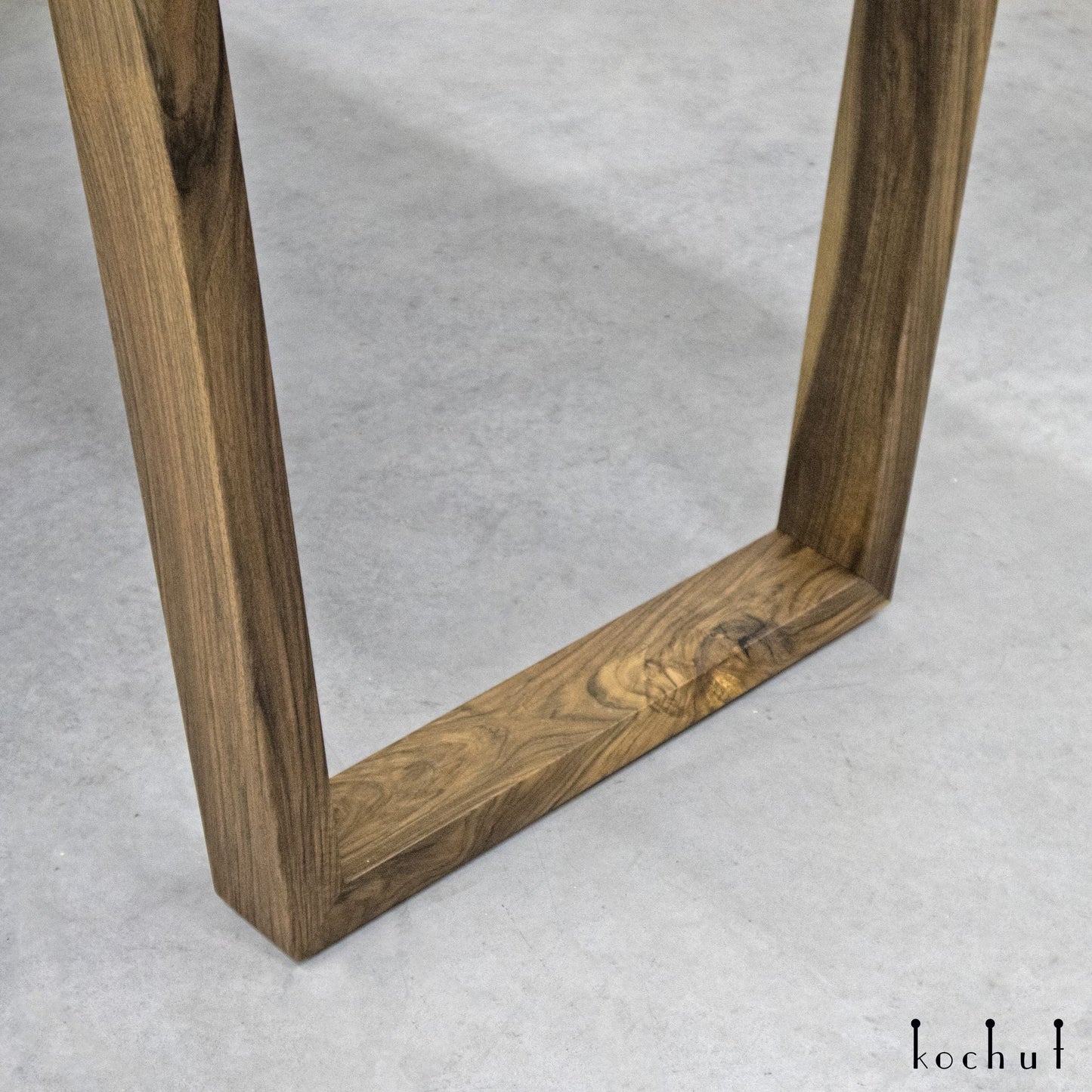 Iolit — Esstisch aus Holz und Epoxidharz (rechter Winkel der Tischplatte)