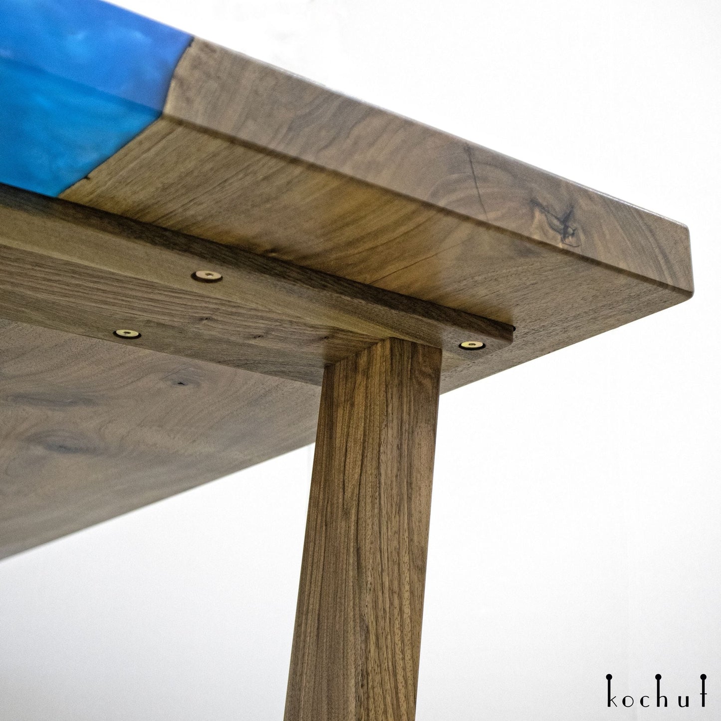 Iolit — Esstisch aus Holz und Epoxidharz (rechter Winkel der Tischplatte)
