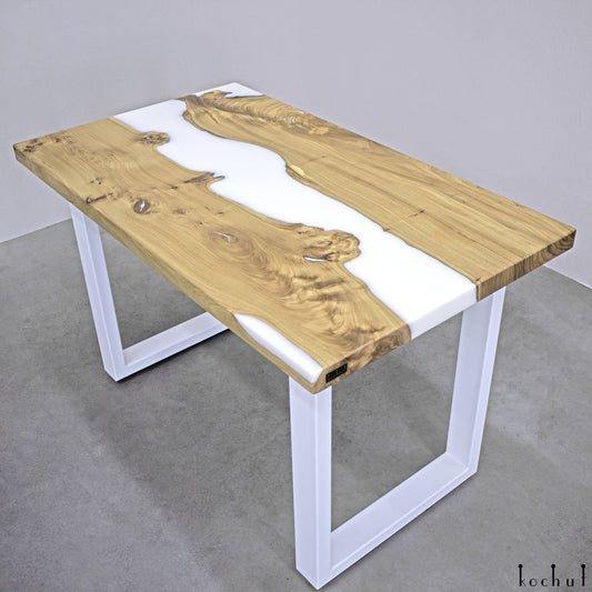 Schnee in der Wüste — Esstisch aus Holz und Epoxidharz (Metallbeine)
