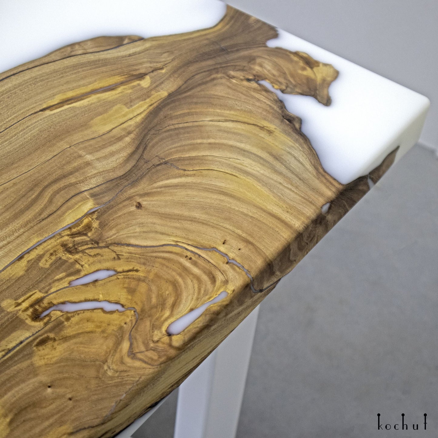 Schnee in der Wüste — Esstisch aus Holz und Epoxidharz (Metallbeine)
