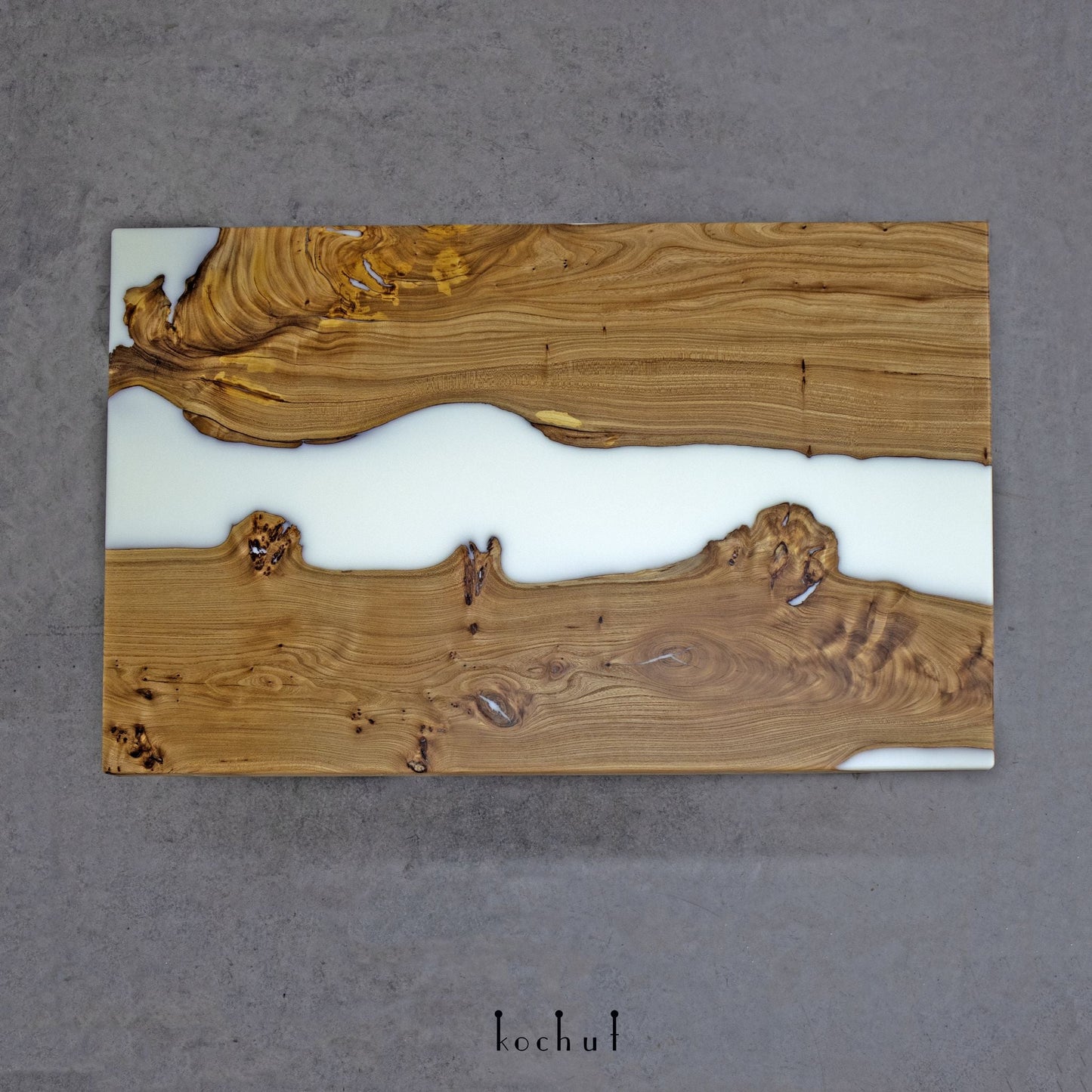 Schnee in der Wüste — Esstisch aus Holz und Epoxidharz (Metallbeine)