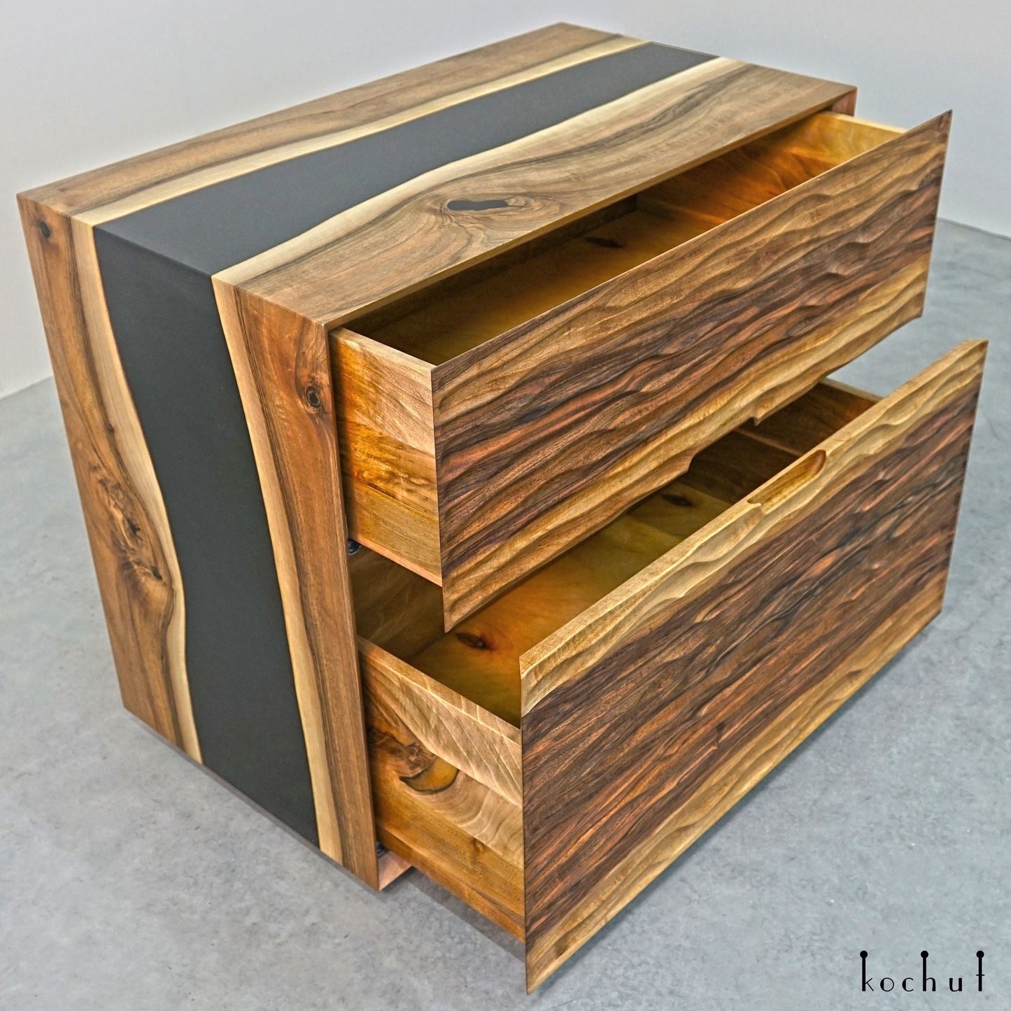 Soho — Holz- und Epoxidharz-Schrank