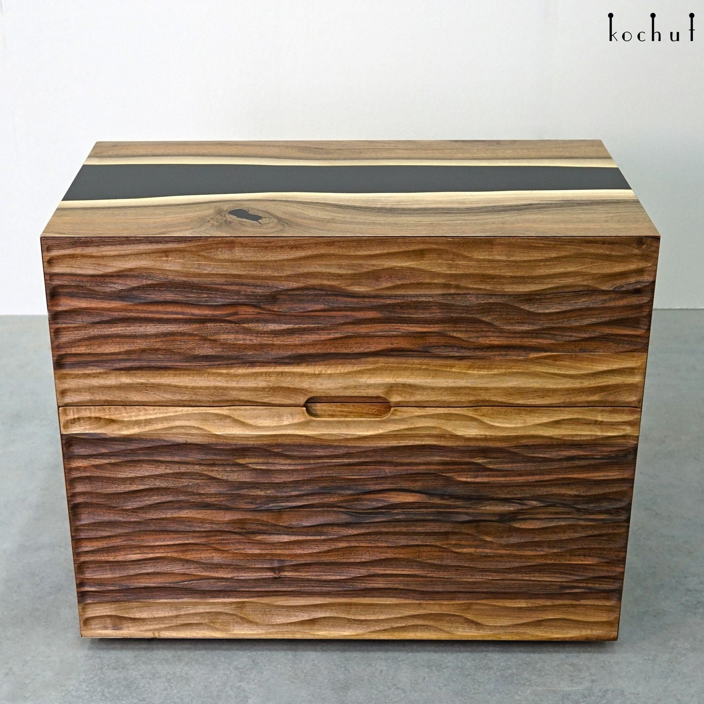 Soho — Holz- und Epoxidharz-Schrank