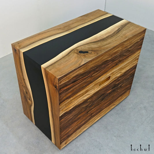 Soho — Holz- und Epoxidharz-Schrank