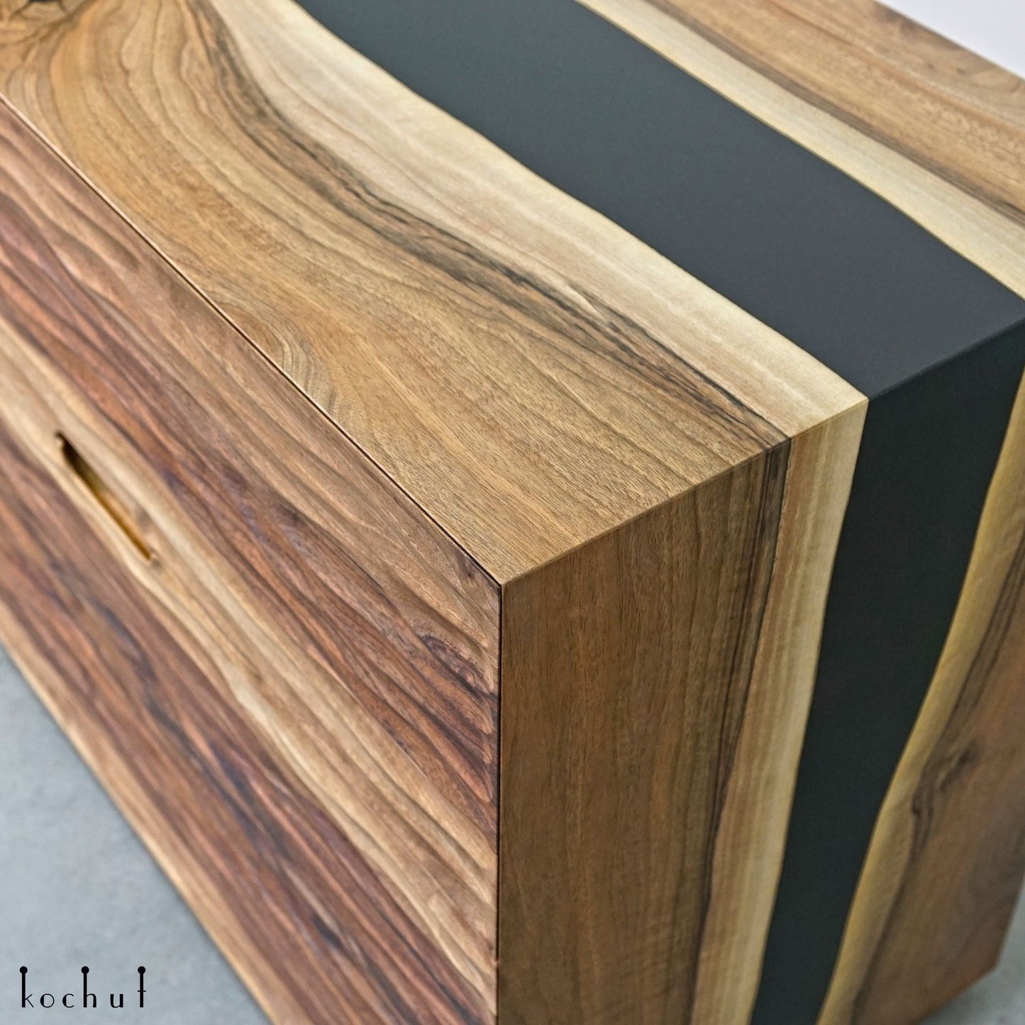 Soho — Holz- und Epoxidharz-Schrank