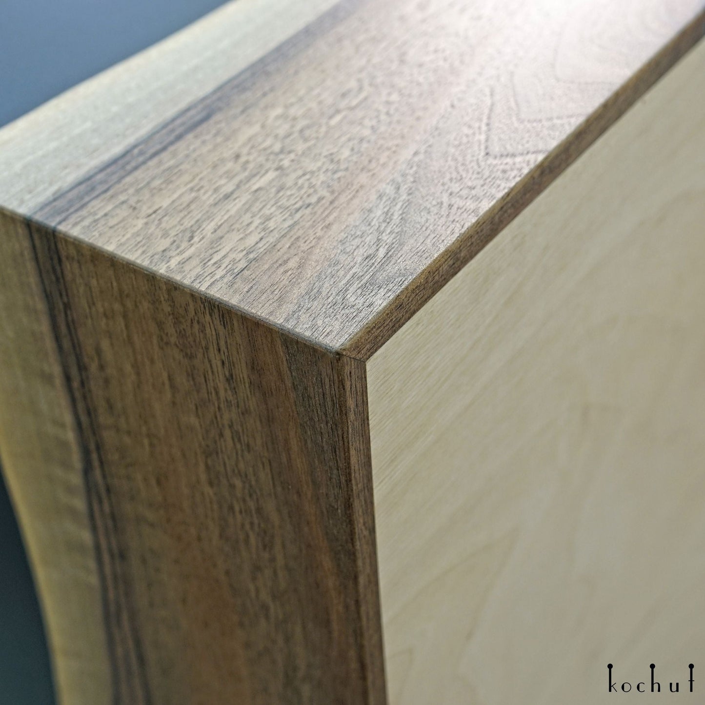 Soho — Holz- und Epoxidharz-Schrank