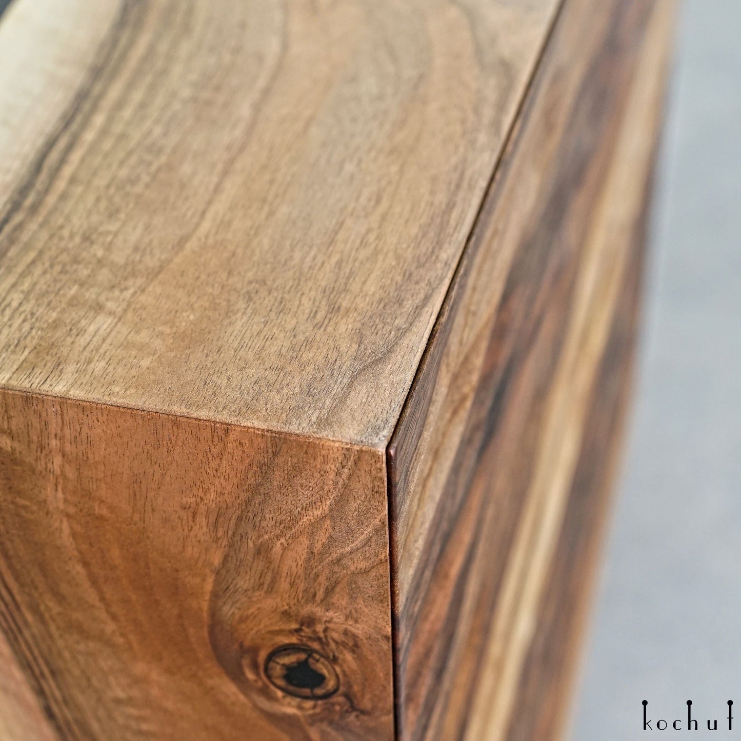Soho — Holz- und Epoxidharz-Schrank