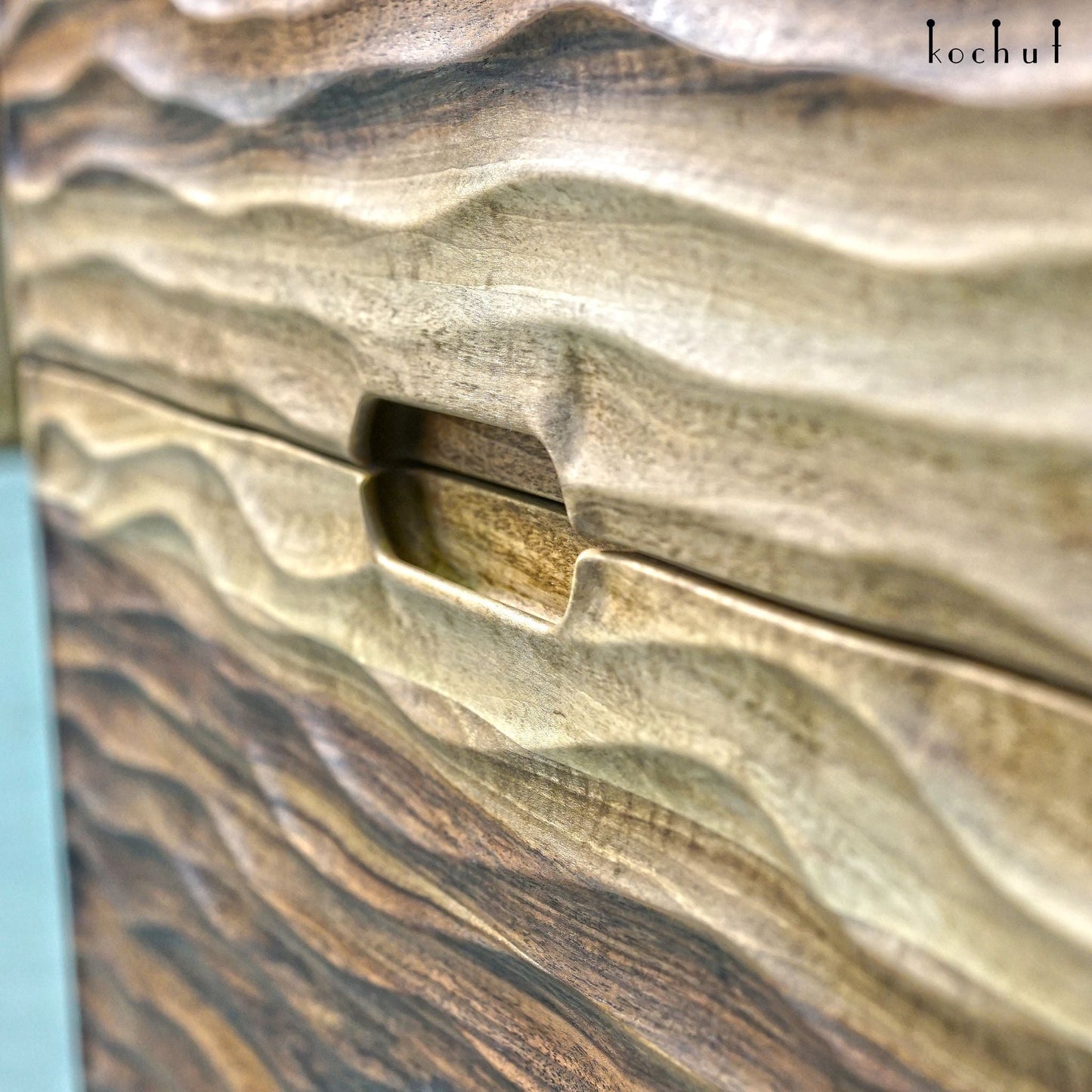 Soho — Holz- und Epoxidharz-Schrank
